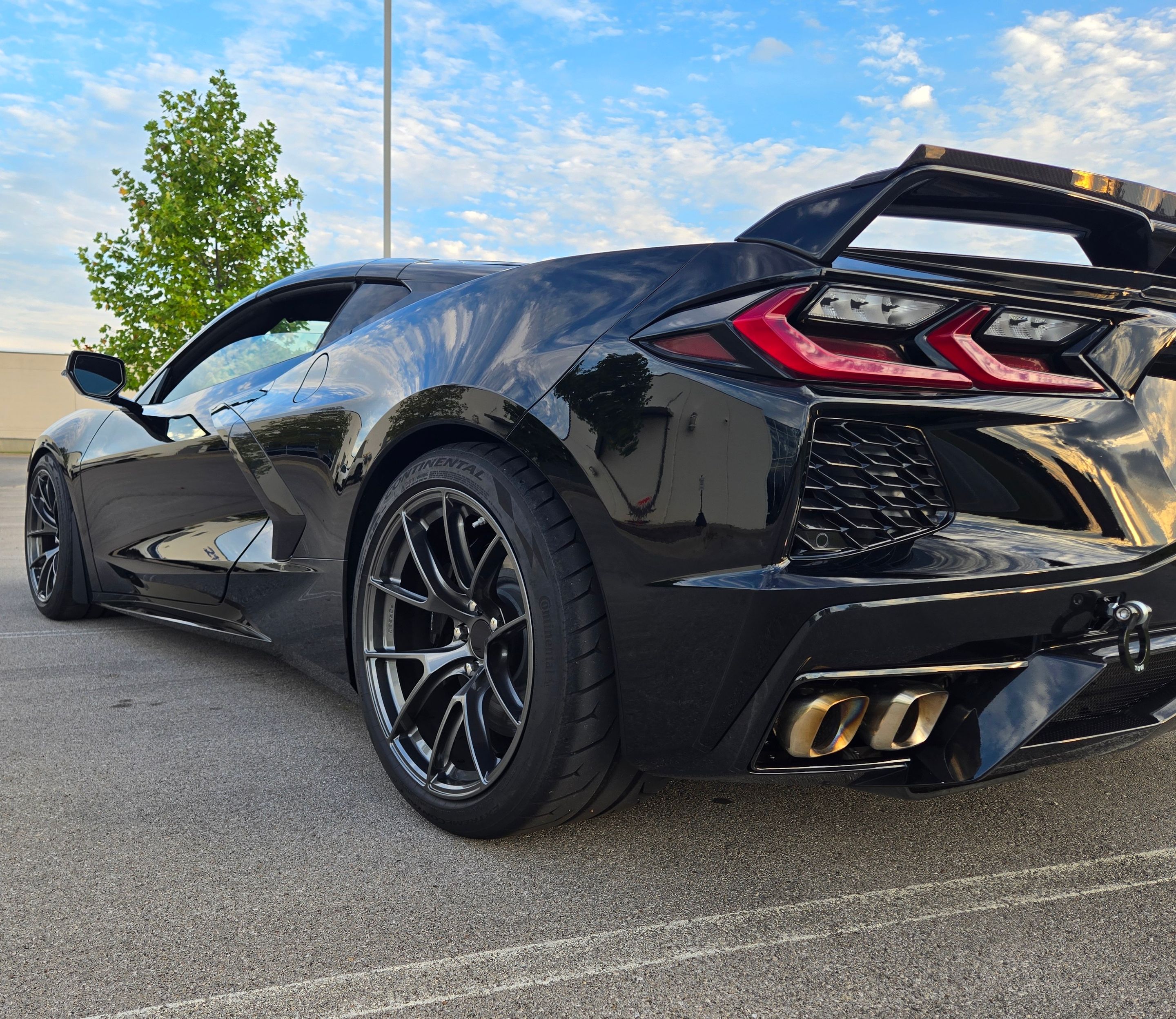 Black Chevrolet C8 Corvette Stingray/Z51 with 18"/19" VS-5RS Apex wheels in Anthracite