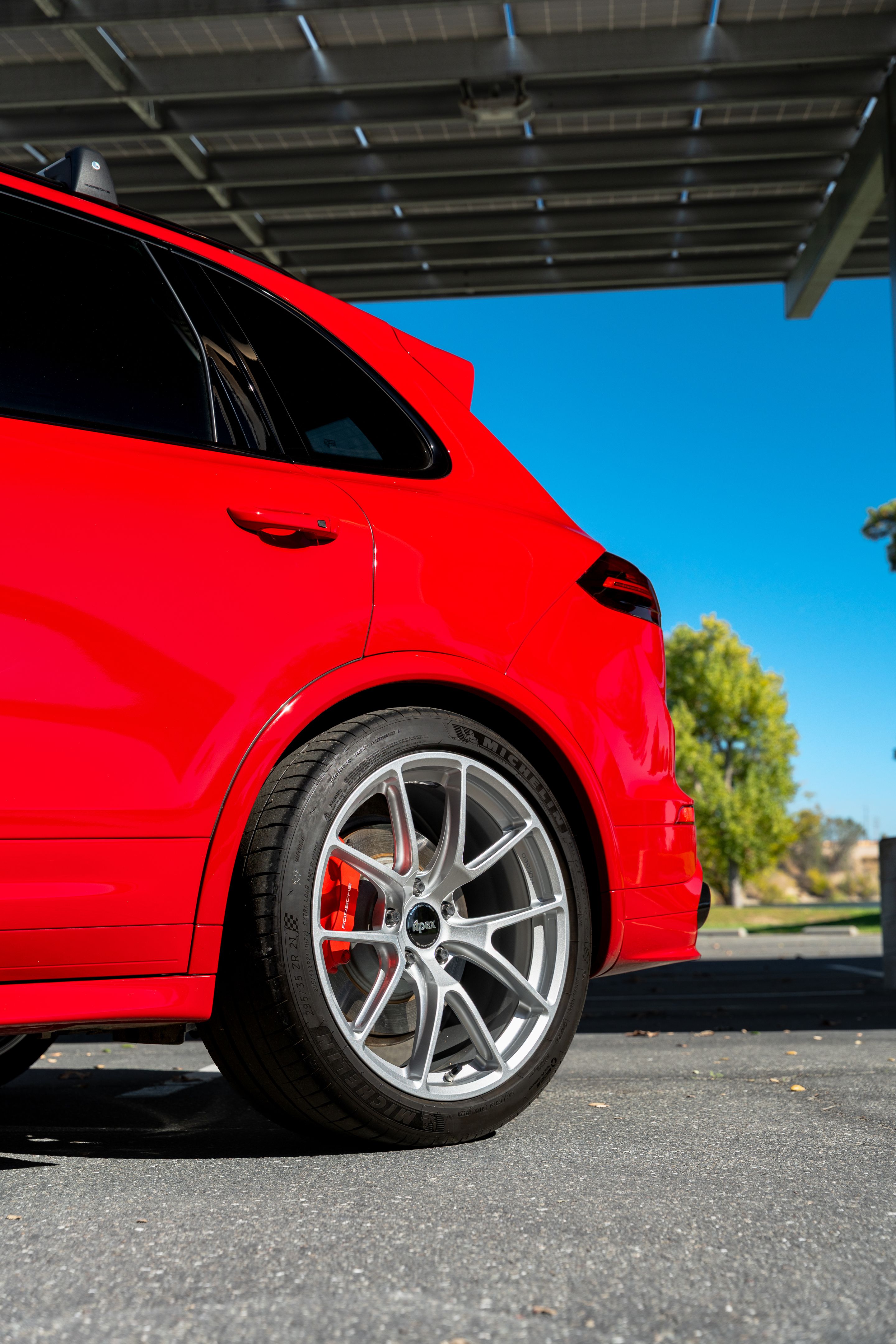 Red Porsche 958 Cayenne with 21" VS-5RX Apex wheels in Race Silver