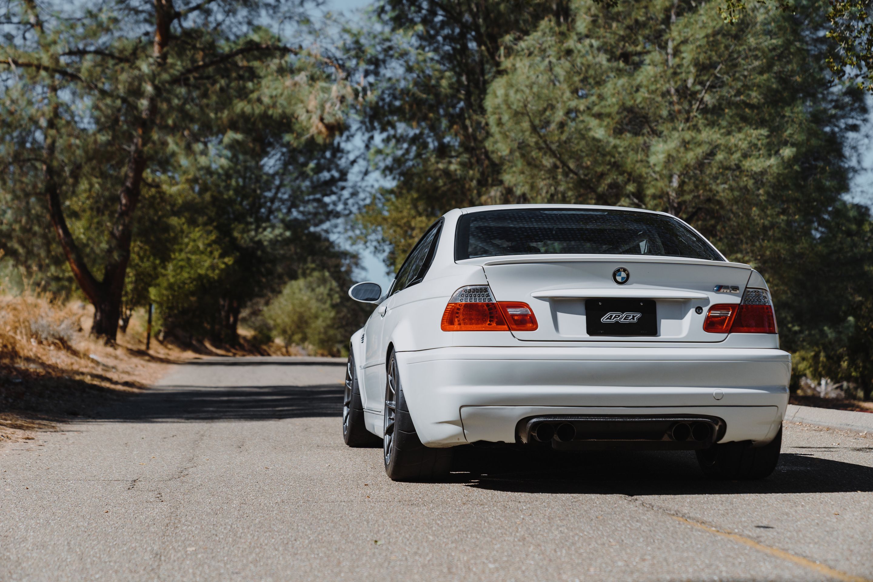 White BMW E46 M3 with 18" SM-10RS Apex wheels in Anthracite