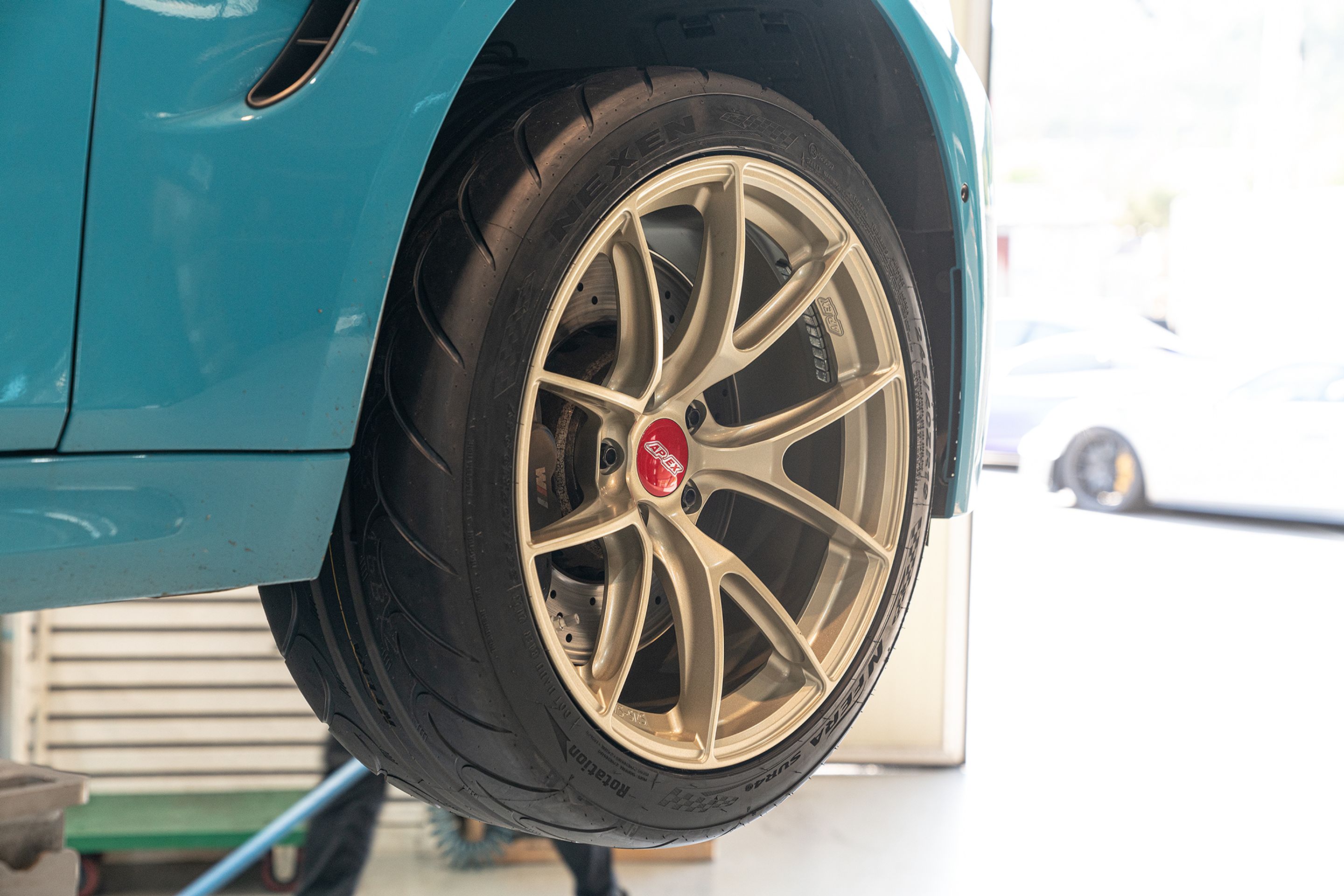Blue BMW F80 M3 with 19" VS-5RS Apex wheels in Motorsport Gold