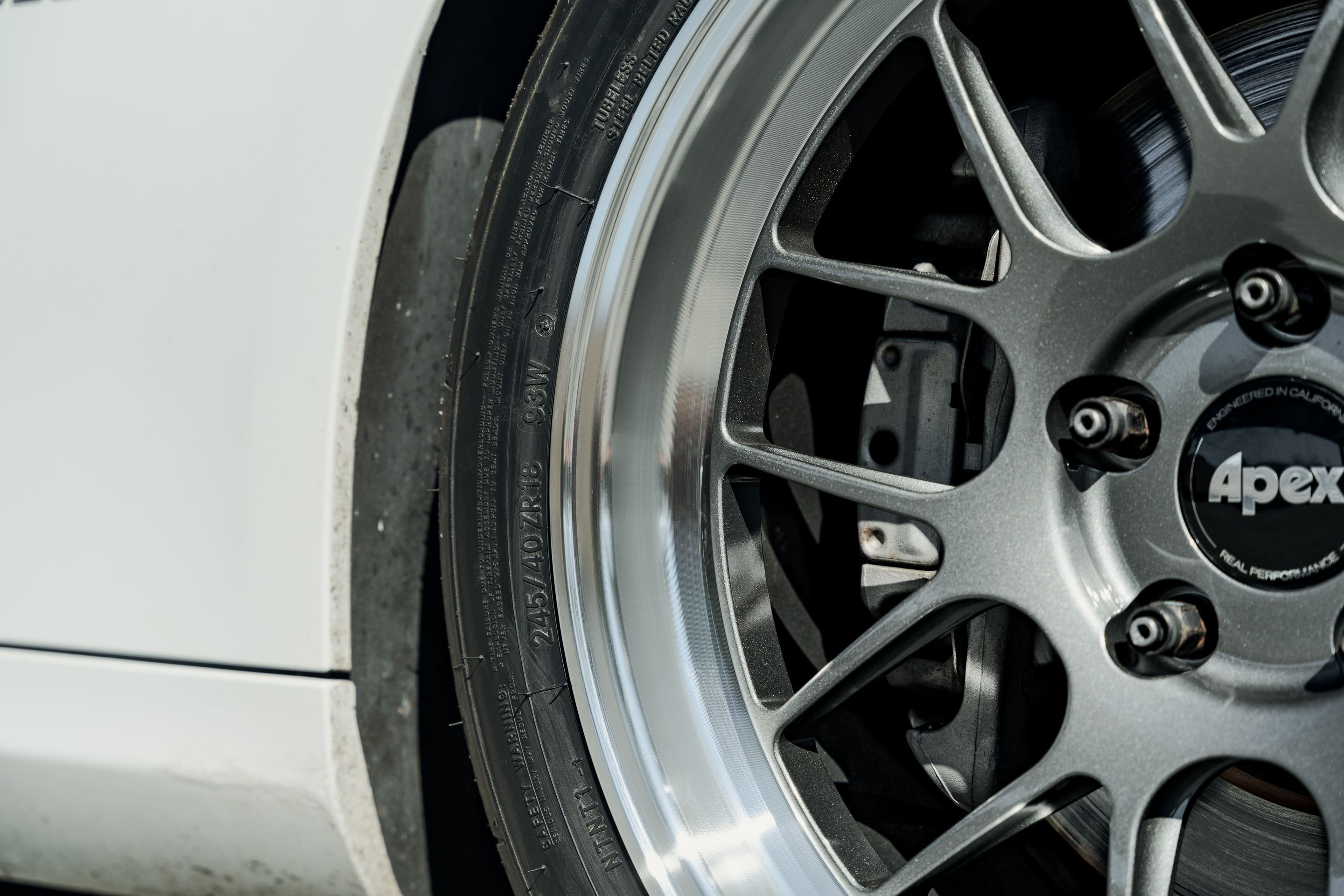 White BMW  3 Series with 18" ML-7RT Apex wheels in Machined Lip Anthracite
