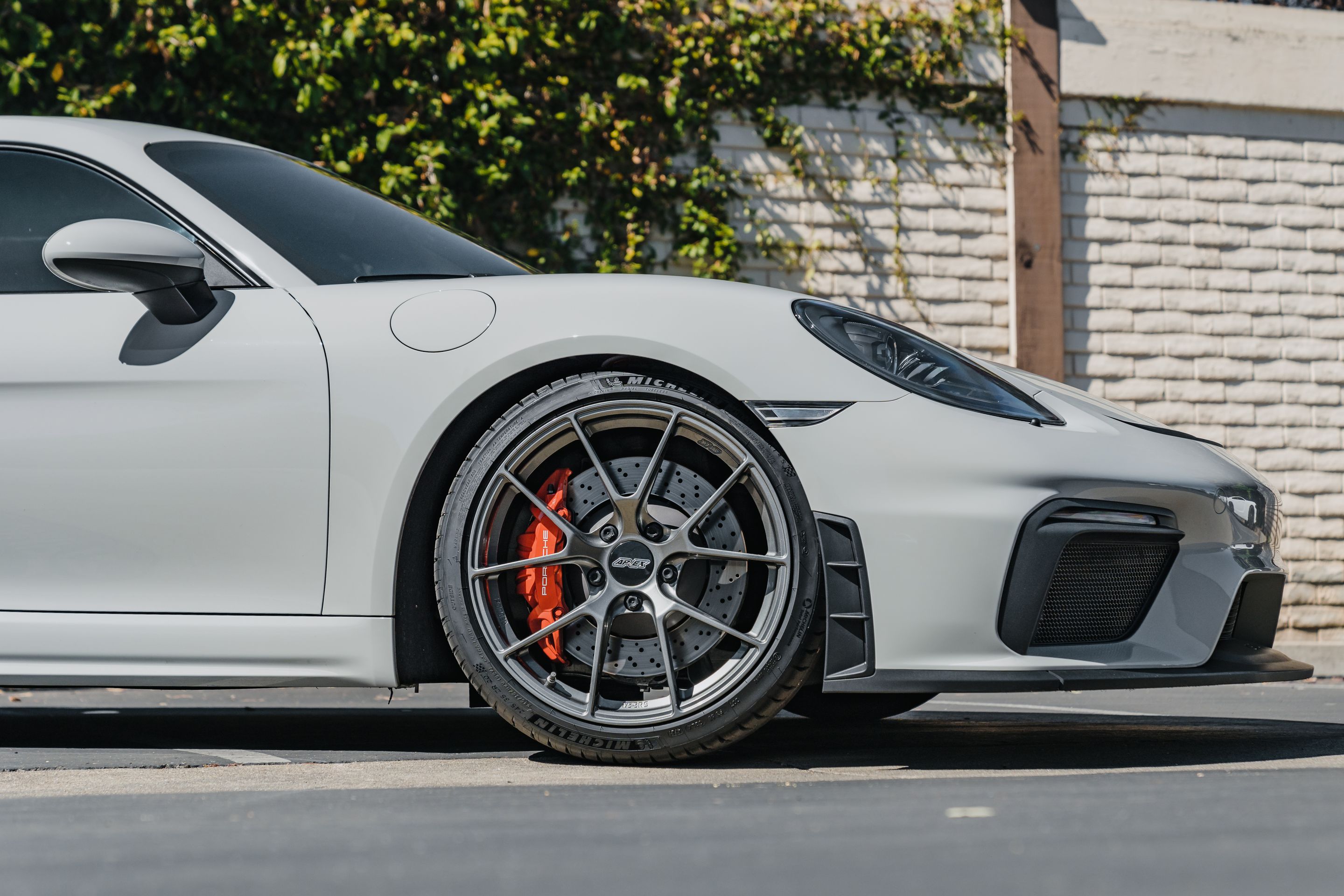 Grey Porsche 718 Cayman GT4 with 20" VS-5RS Apex wheels in Anthracite