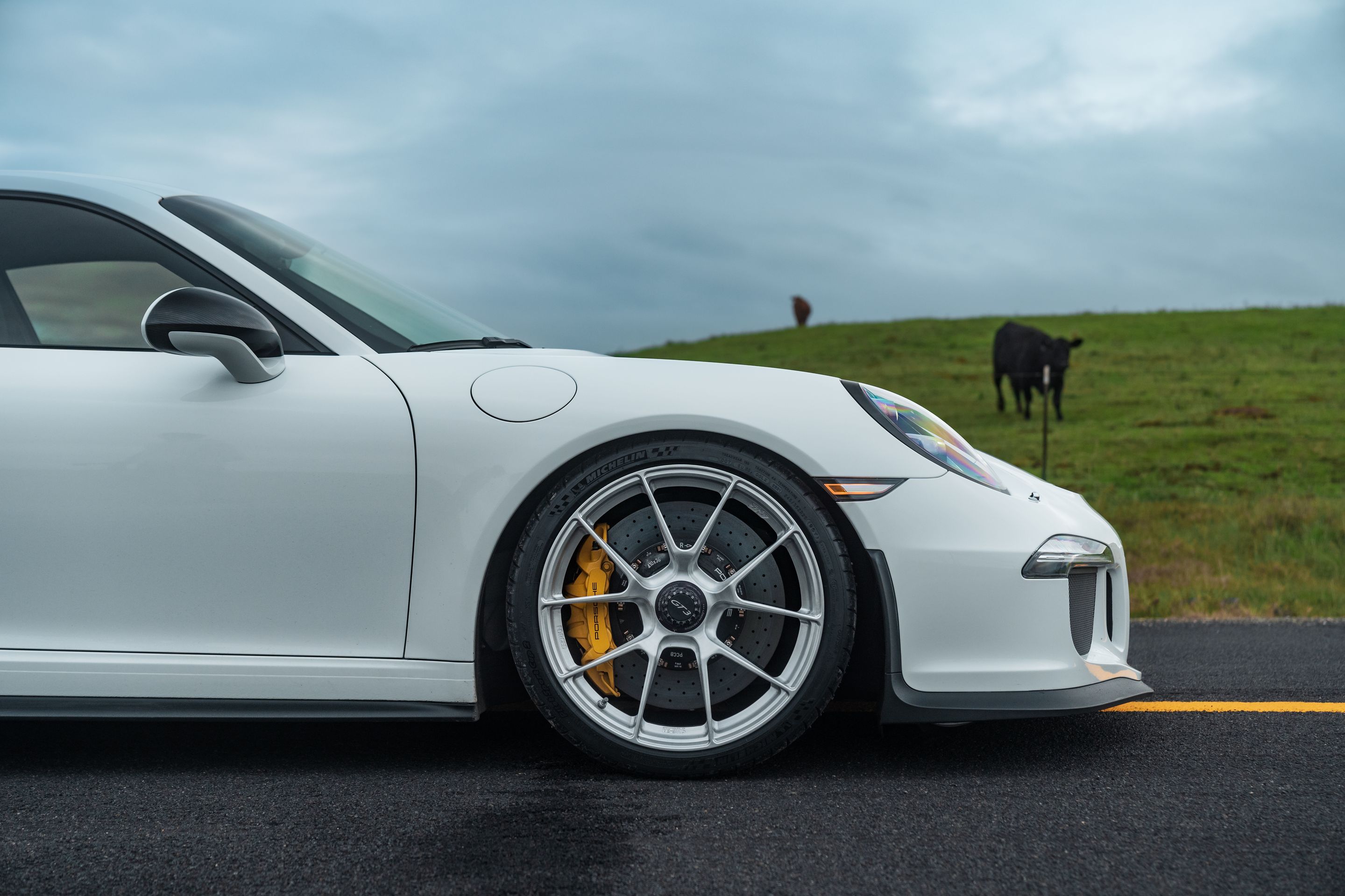 White Porsche 911 991.1 GT3 with 20" VS-5RS Apex wheels in Brushed Clear