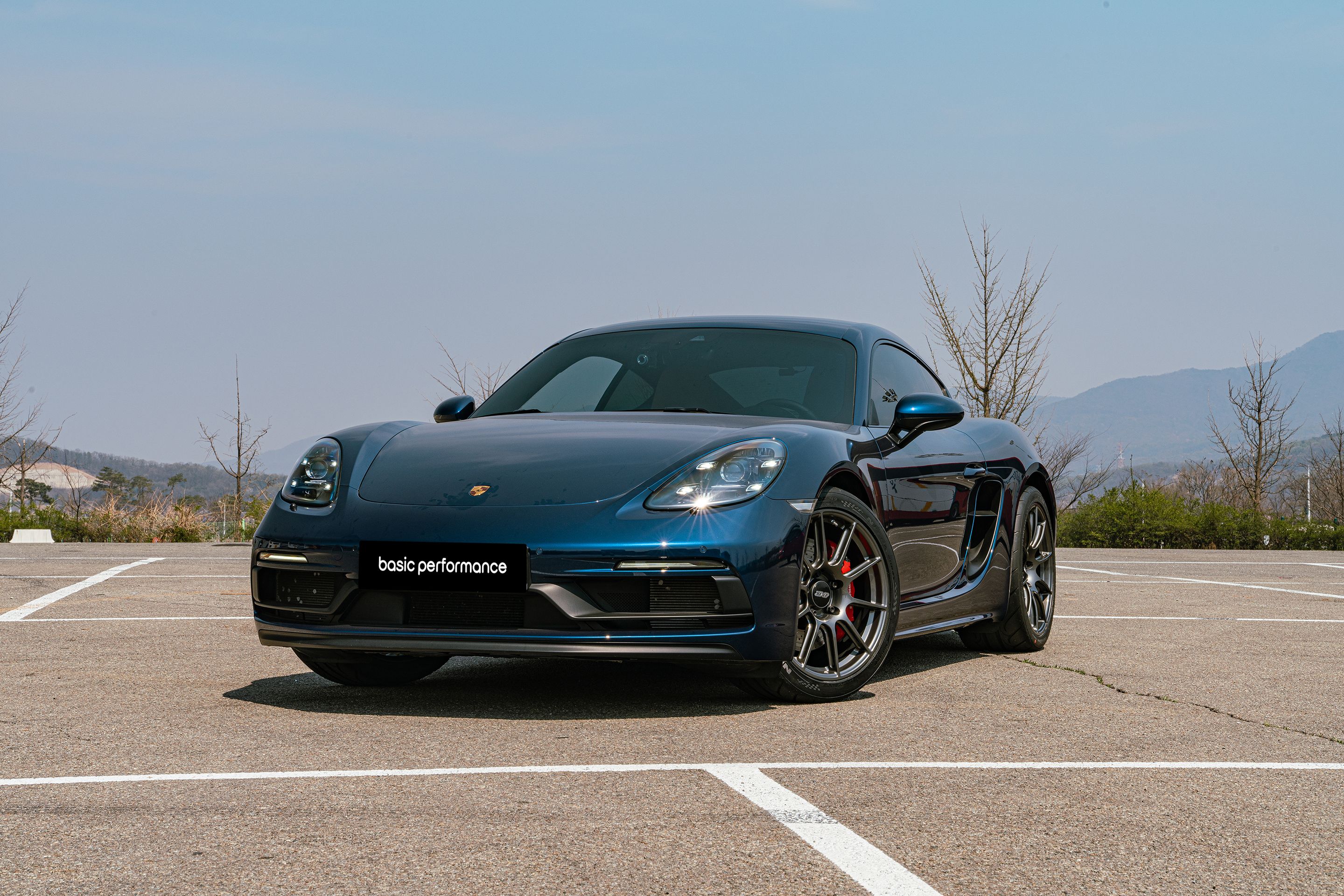 Blue Porsche 718 Cayman GTS 4.0L with 19" SM-10 Apex wheels in Anthracite