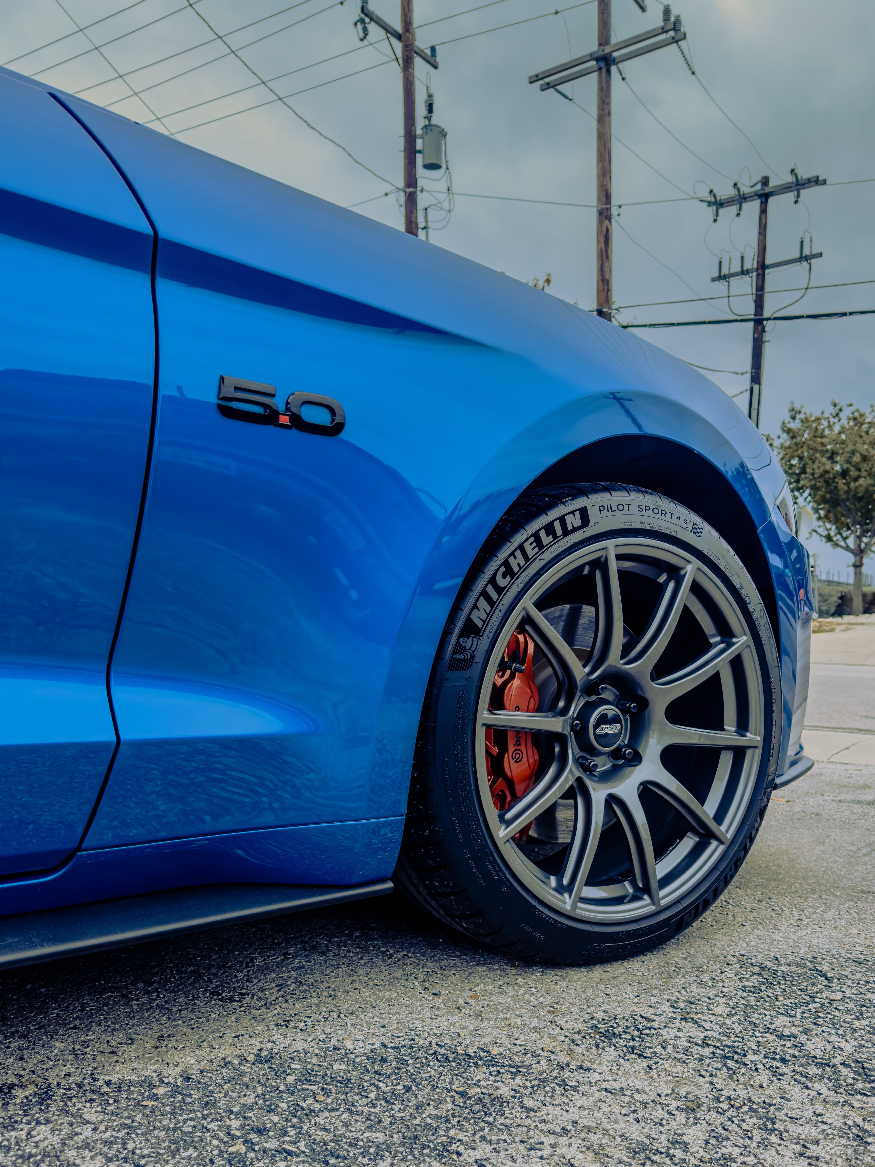 Blue Ford S550 Mustang GT with 19" SM-10 Apex wheels in Anthracite