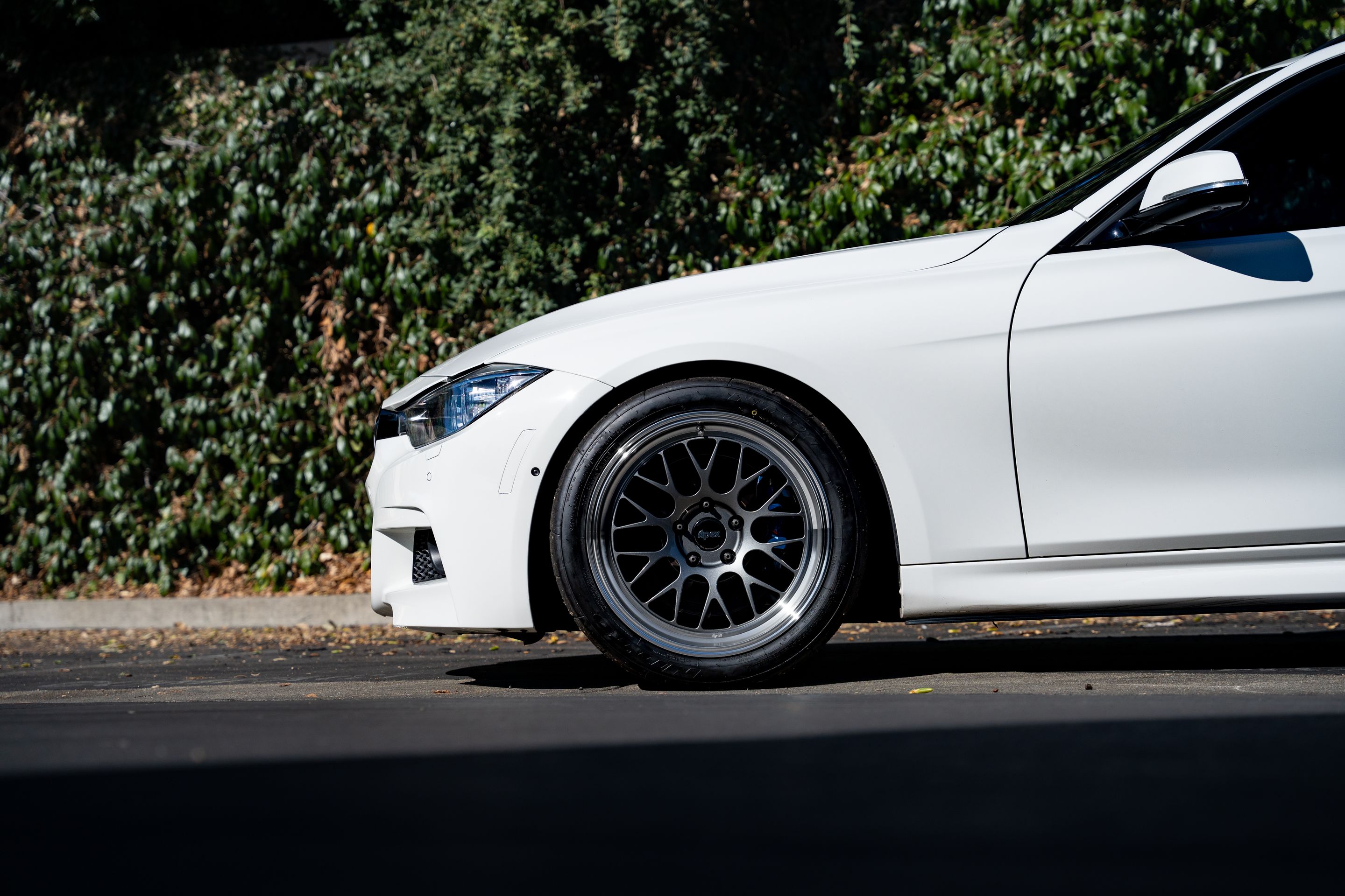 White BMW F31 Wagon 3 Series with 18" ML-10RT Apex wheels in Machined Lip Anthracite
