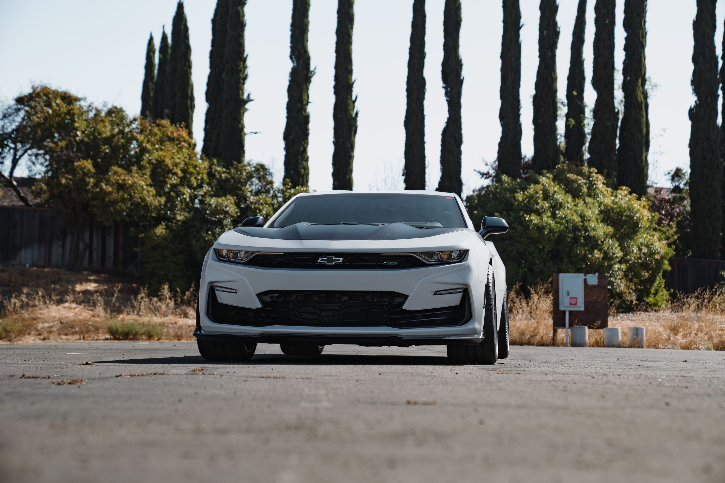 White Chevrolet 6th Gen Camaro SS 1LE with 19" ARC-8 Apex wheels in Anthracite