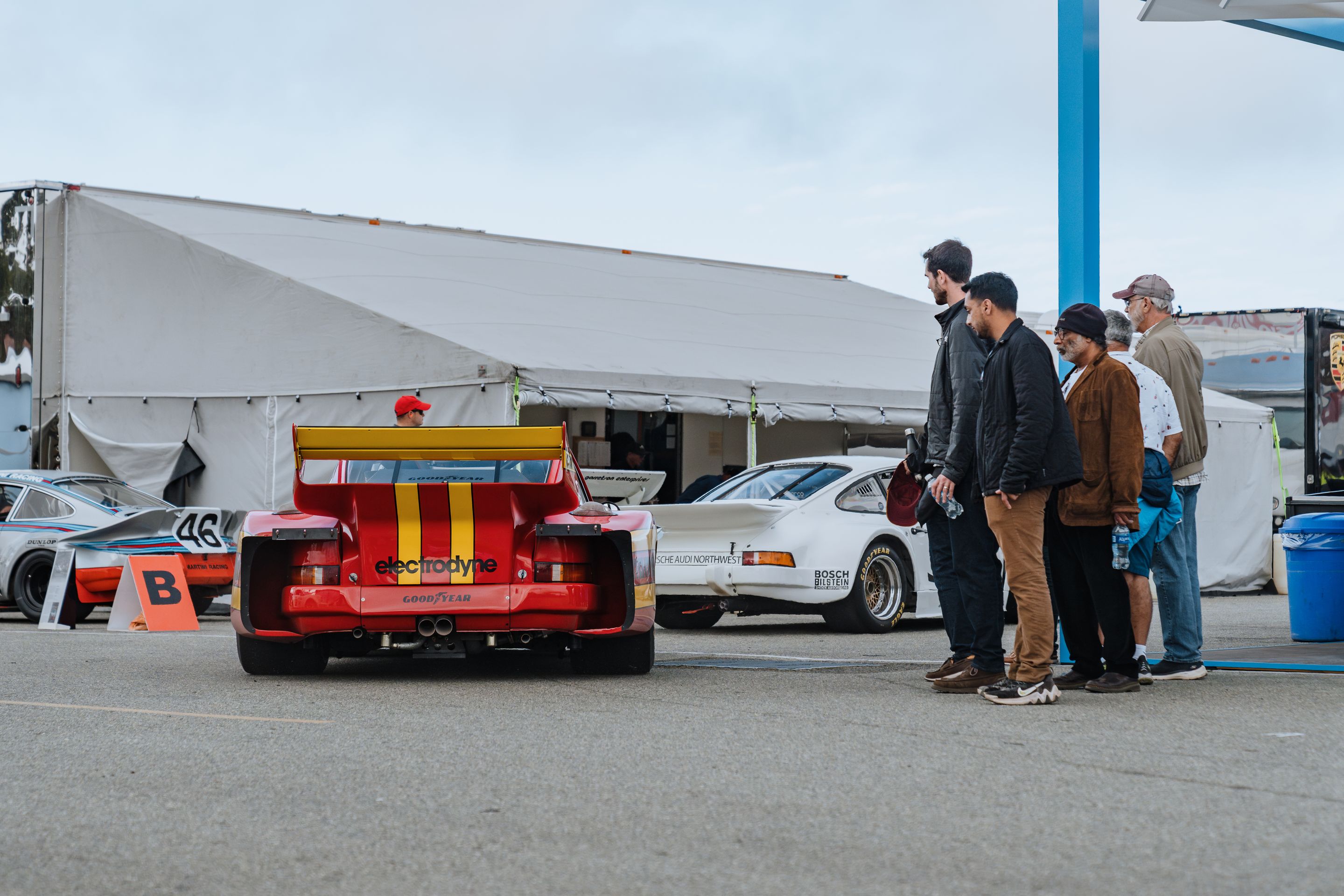 White Porsche 911 996 GT2 with 18" EC-7RS Apex wheels in Anthracite