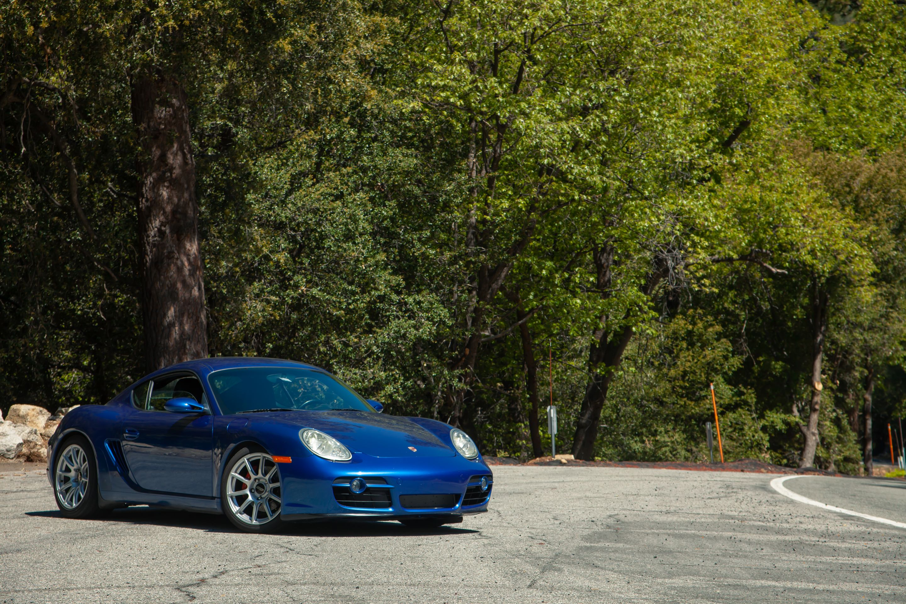 Blue Porsche 987 Cayman S with 18" SM-10 Apex wheels in Race Silver