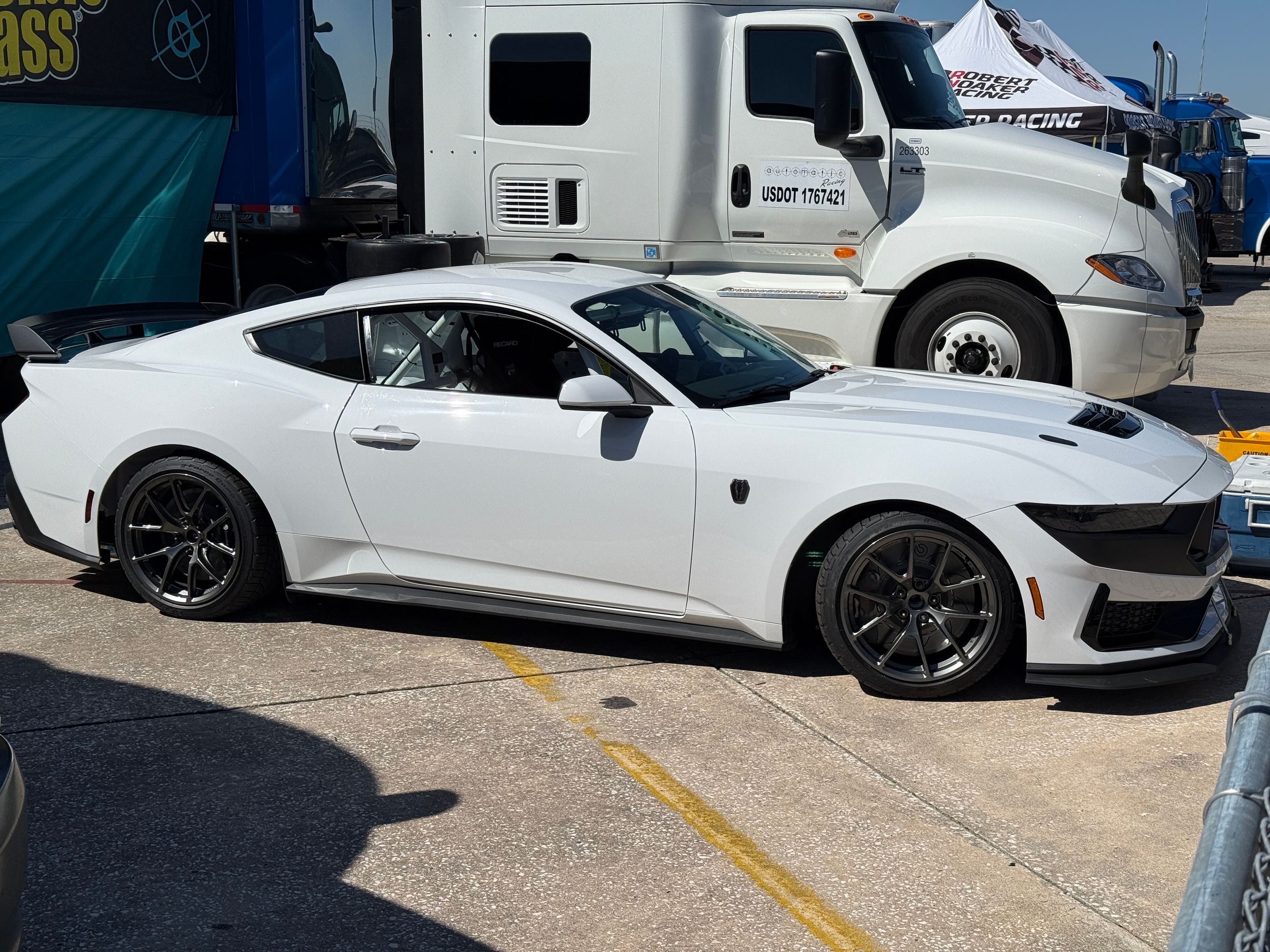 White Ford Performance Mustang Dark Horse R with 18" VS-5RE Apex wheels in Anthracite