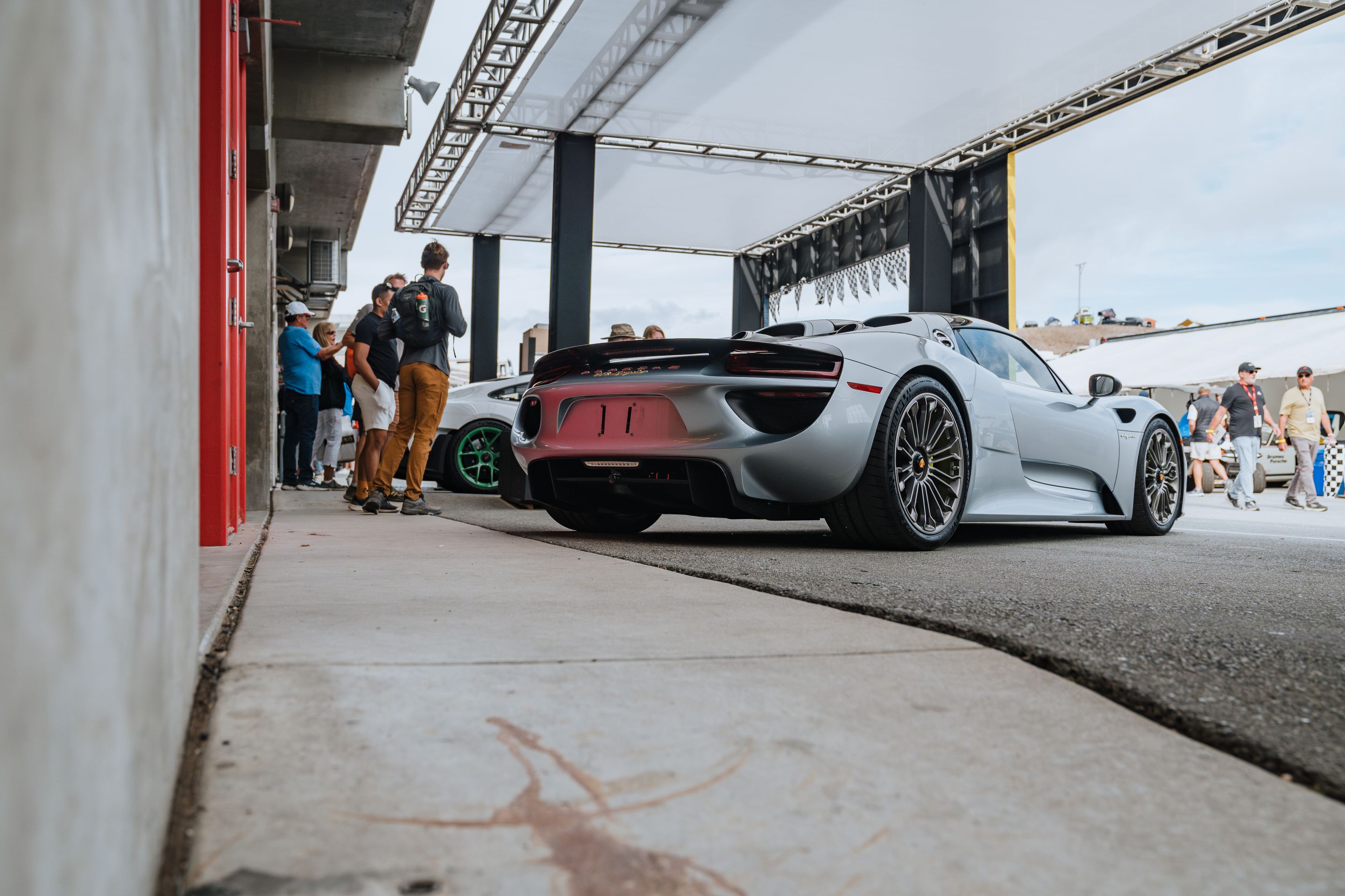 White Porsche 911 996 GT2 with 18" EC-7RS Apex wheels in Anthracite
