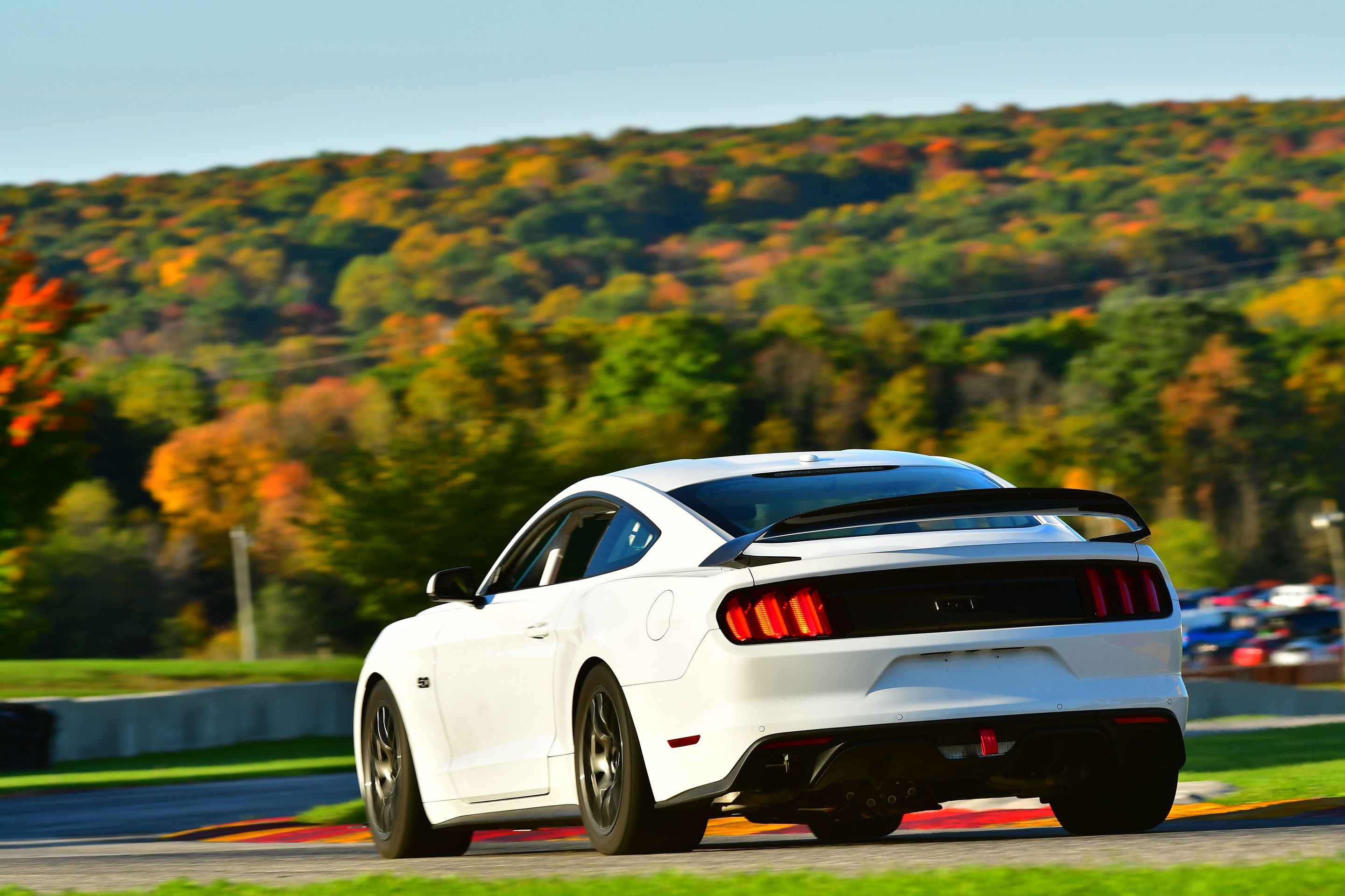 White Ford S550 Mustang GT with 18" EC-7 Apex wheels in Anthracite