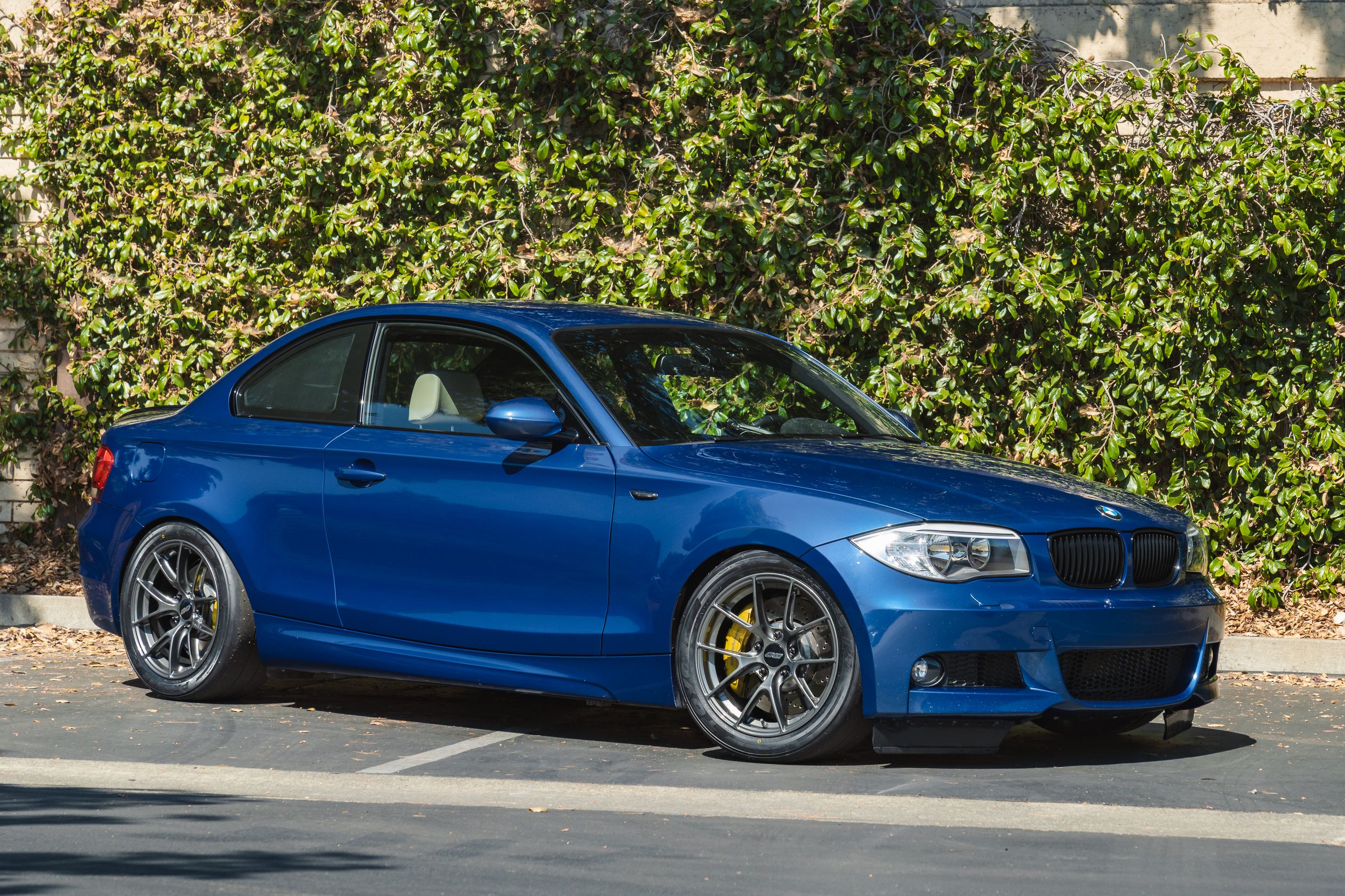 Blue BMW E82 Coupe 1 Series with 17" VS-5RS Apex wheels in Anthracite