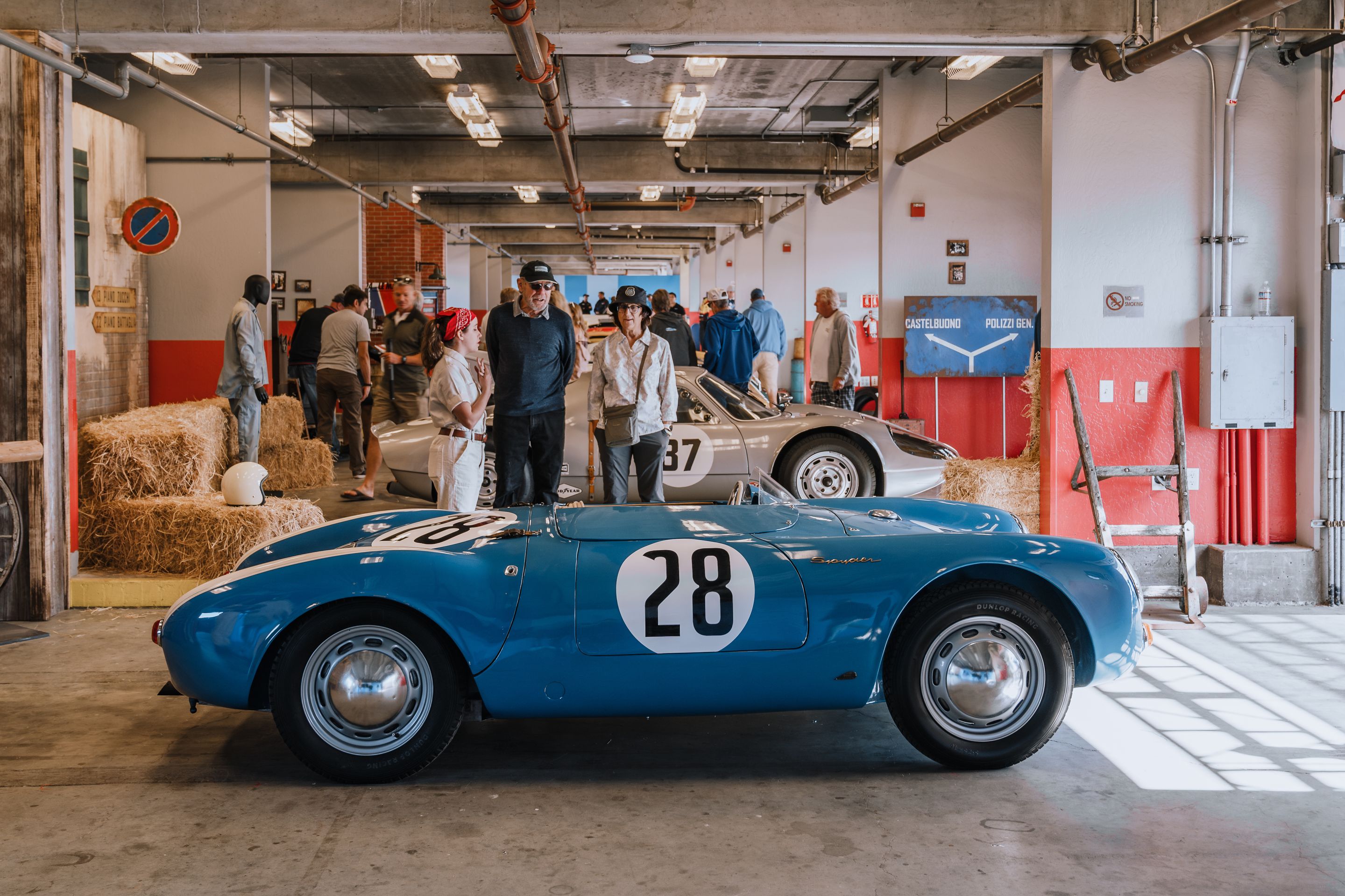 White Porsche 911 996 GT2 with 18" EC-7RS Apex wheels in Anthracite