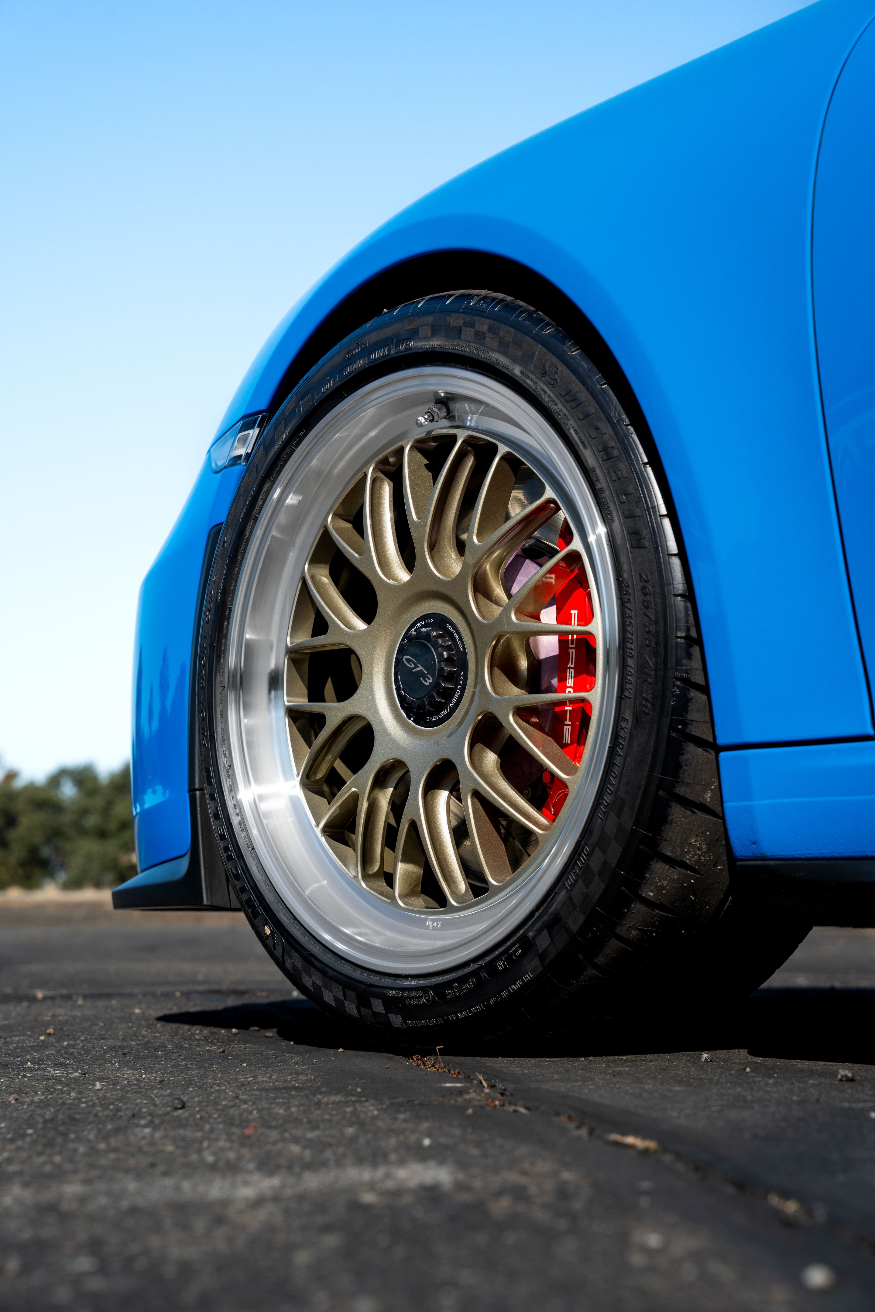 Blue Porsche 911 991.2 GT3 with 19" ML-10RT Apex wheels in Machined Lip Gloss Motorsport Gold
