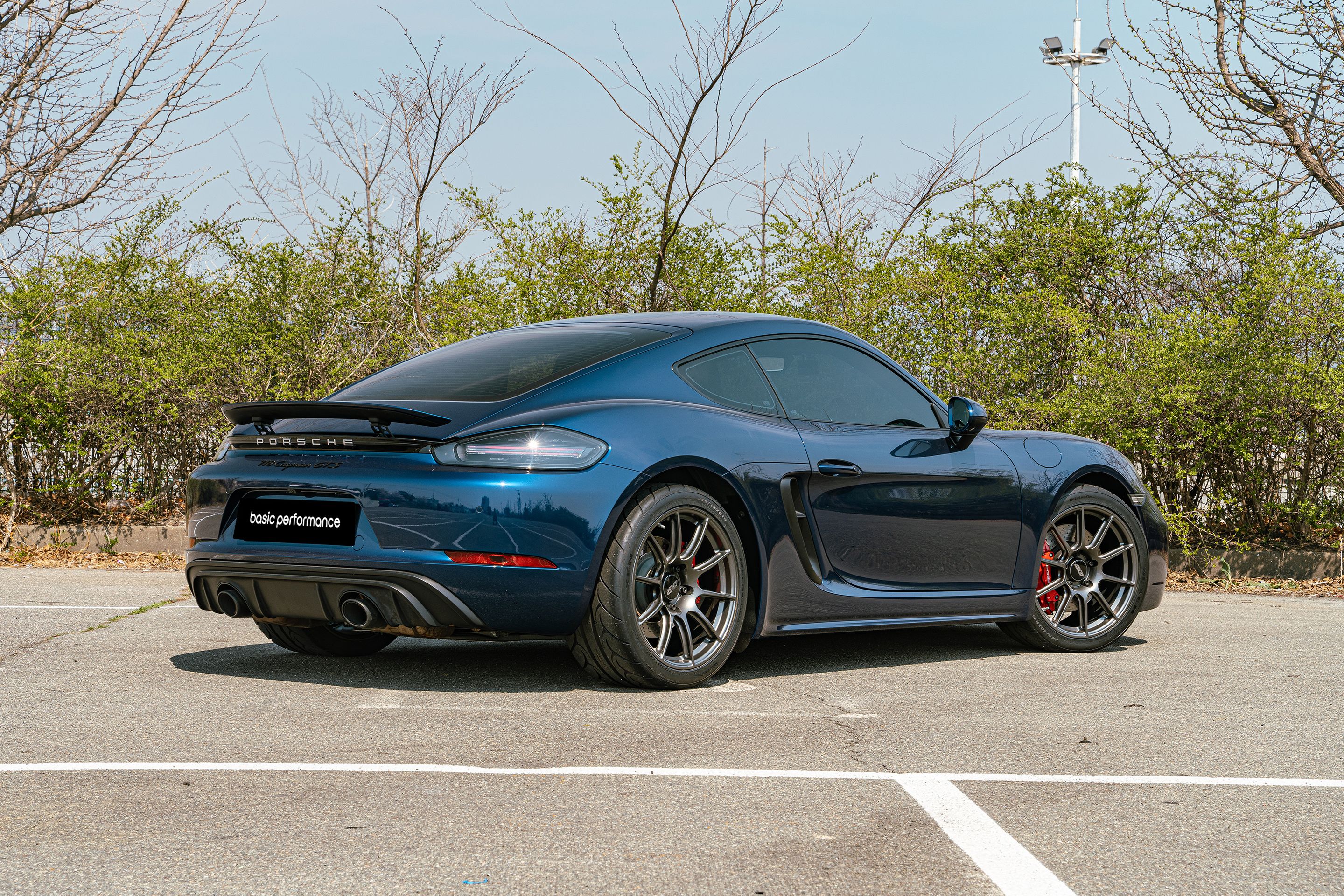Blue Porsche 718 Cayman GTS 4.0L with 19" SM-10 Apex wheels in Anthracite