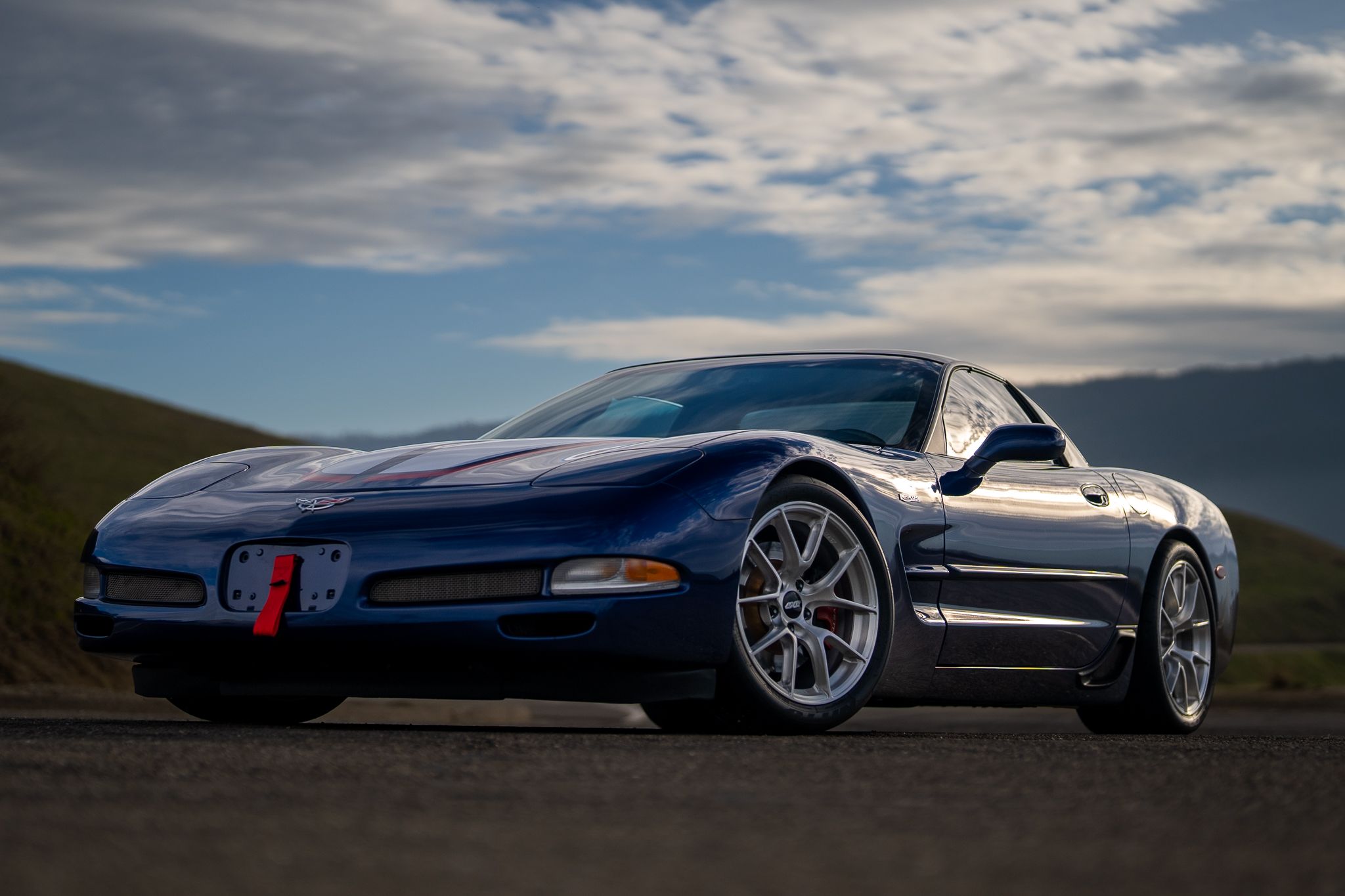 Blue Chevrolet C5 Corvette Z06 with 18" VS-5RS Apex wheels in Brushed Clear