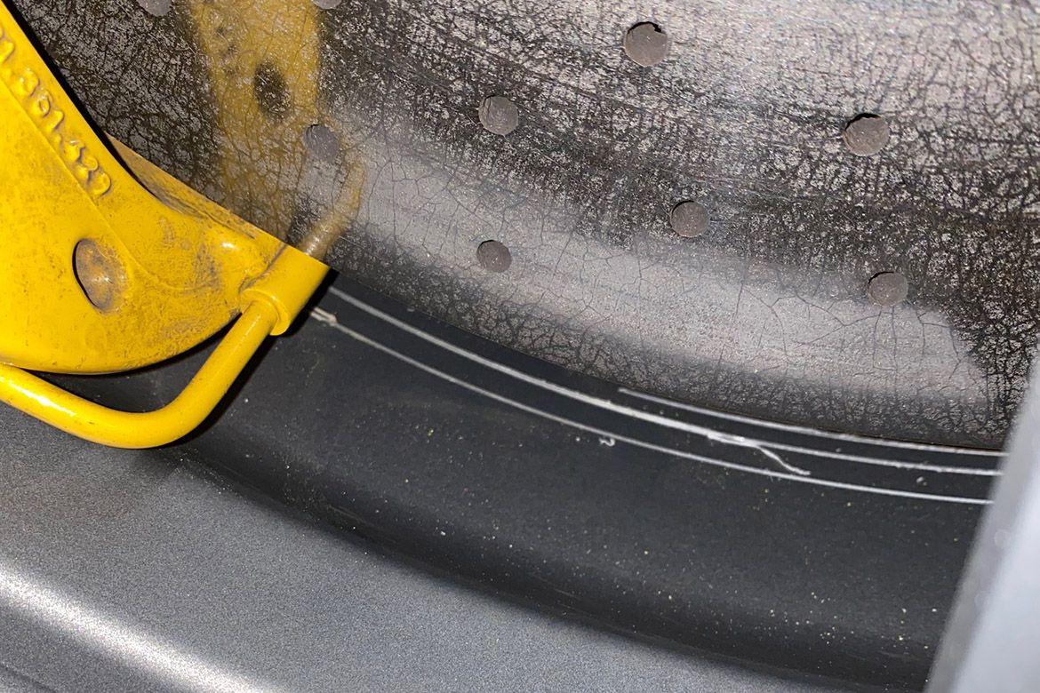 White Porsche 981 Cayman GT4 with 19" SM-10 Apex wheels in Anthracite