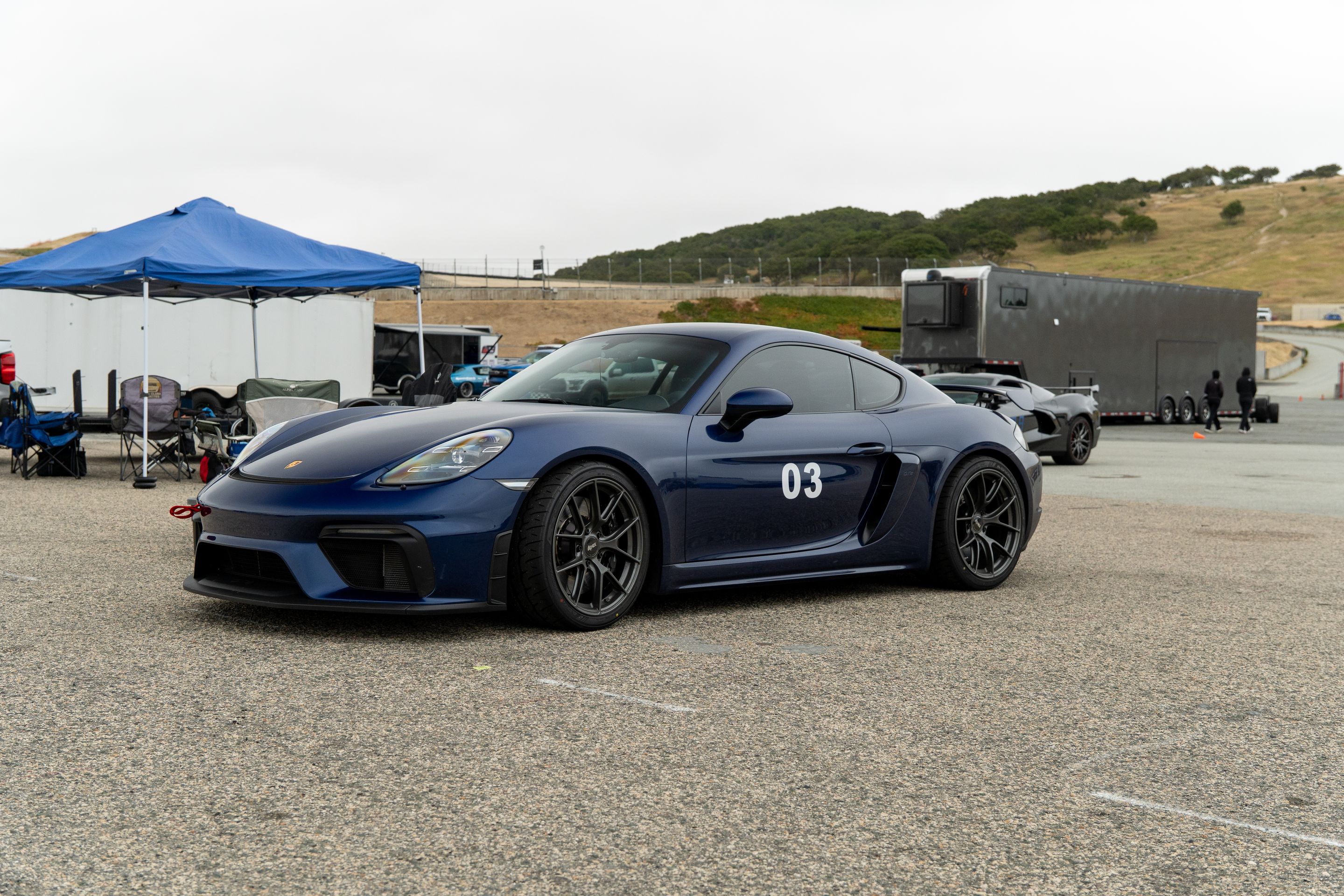 Blue Porsche 718 Cayman GT4 with 19" VS-5RS Apex wheels in Anthracite