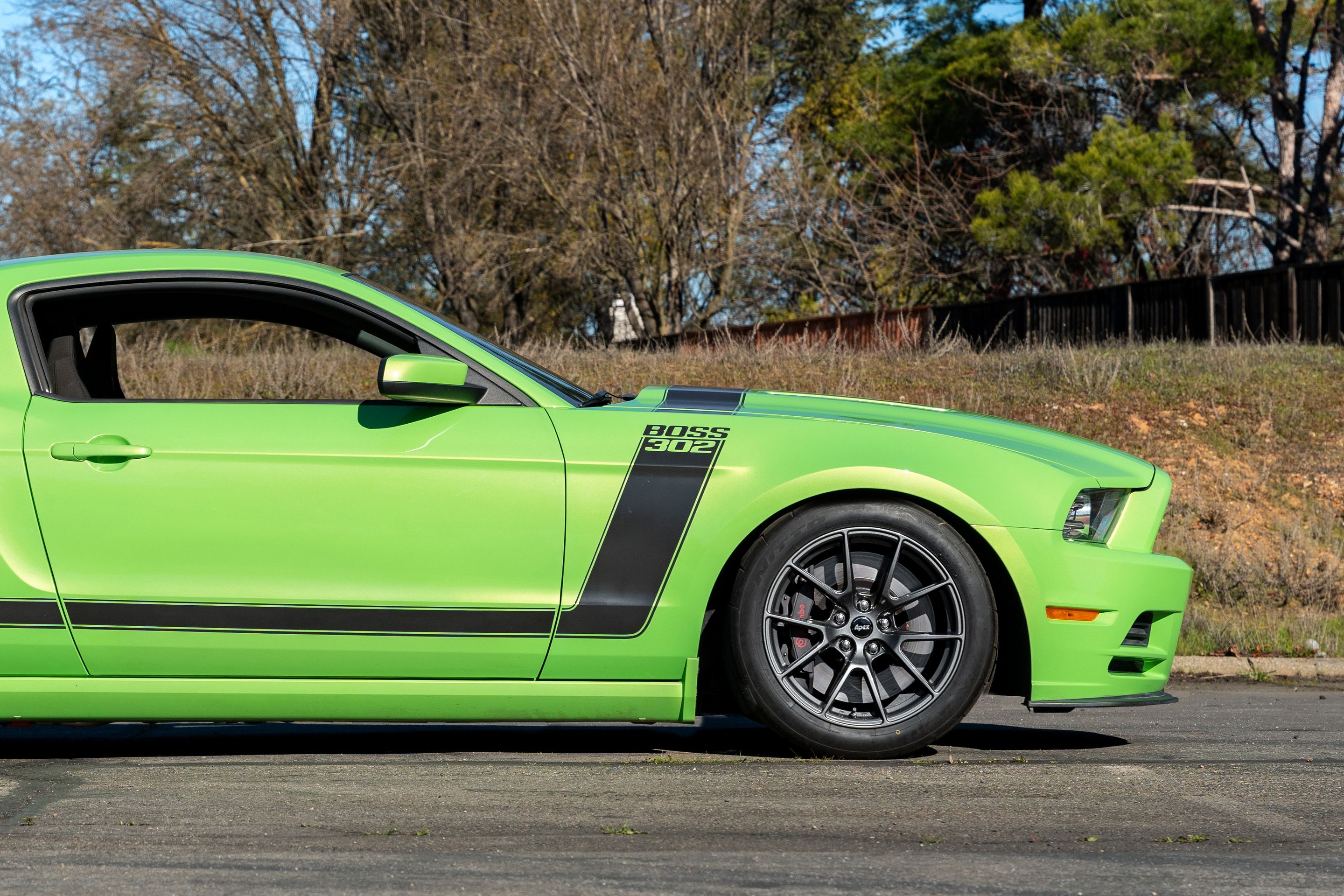 Green Ford S197 Mustang Boss 302 with 18" VS-5 Apex wheels in Anthracite