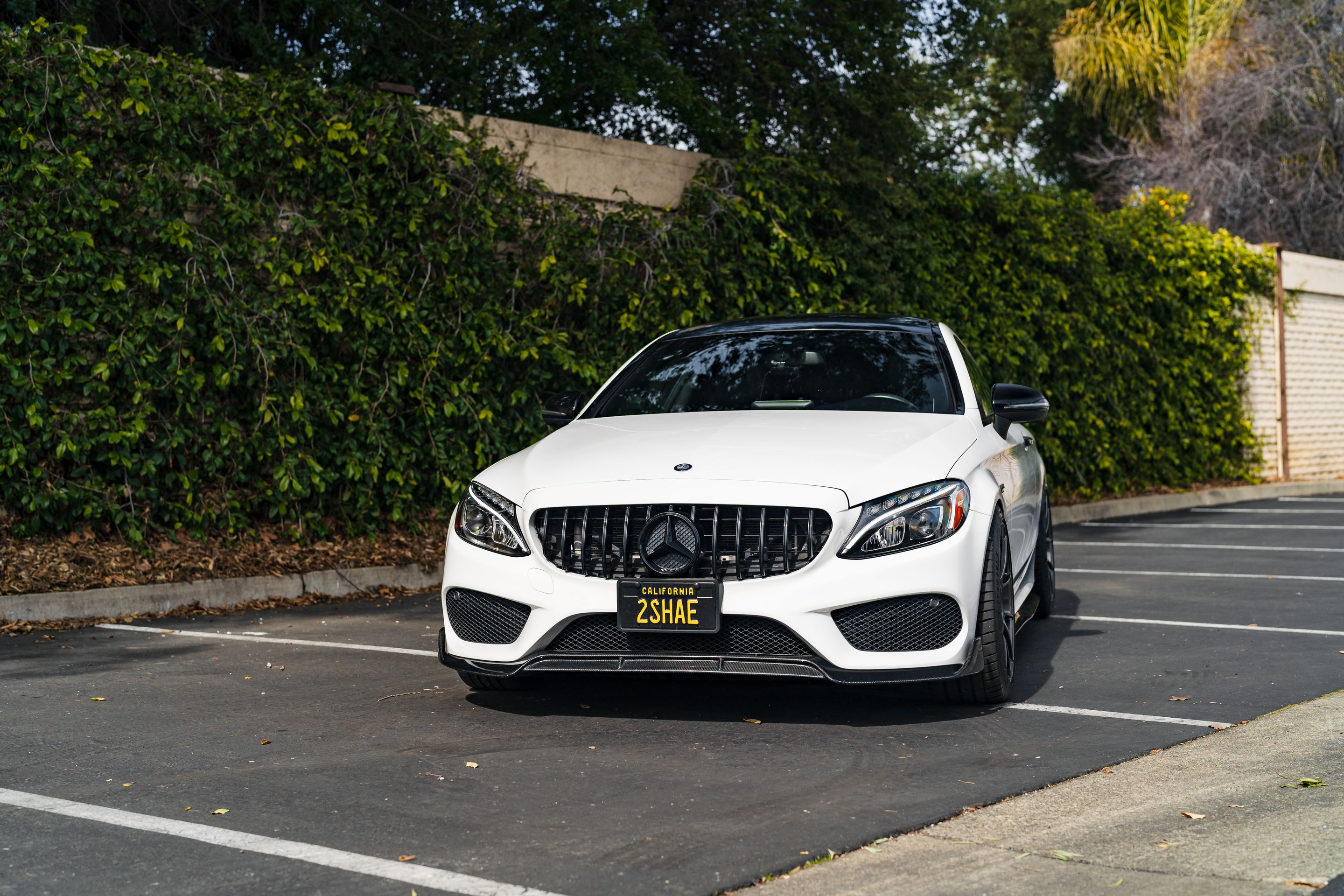 White Mercedes-Benz BR205 C-Class AMG with 19" VS-5RS Apex wheels in Anthracite