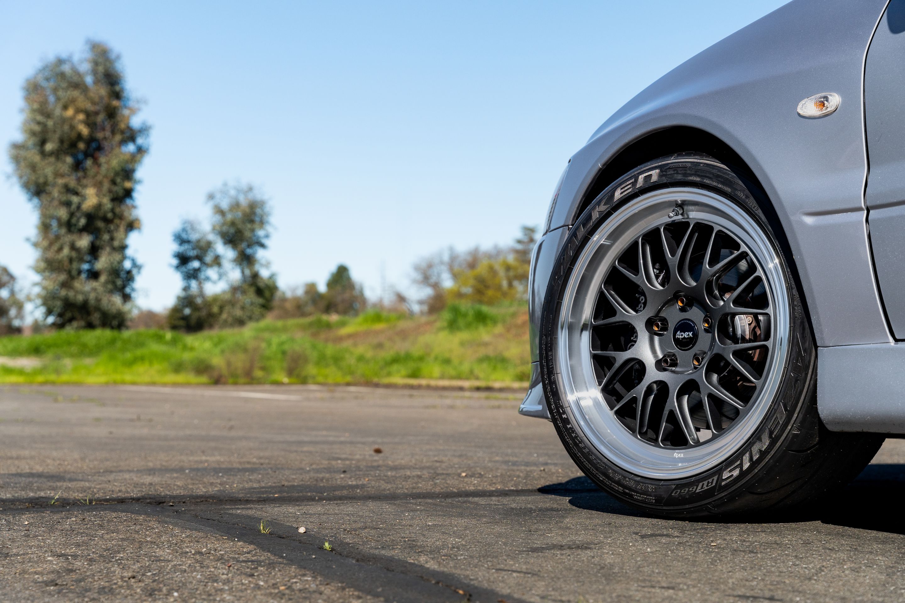 Silver Mitsubishi Lancer Evolution IX with 18" ML-10RT Apex wheels in Machined Lip Anthracite