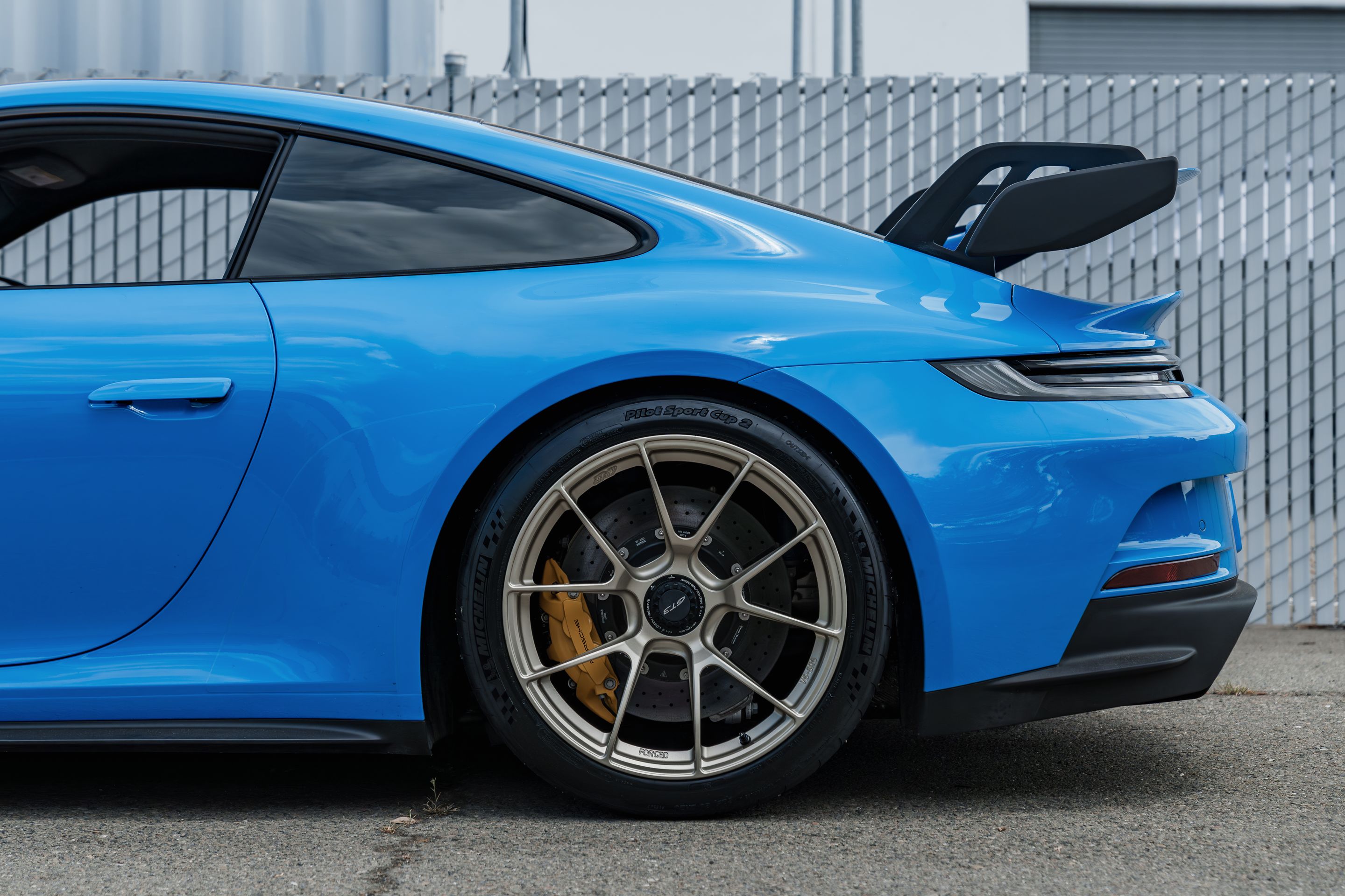 Blue Porsche 911 992.1 GT3 with 20" VS-5RS Apex wheels in Motorsport Gold