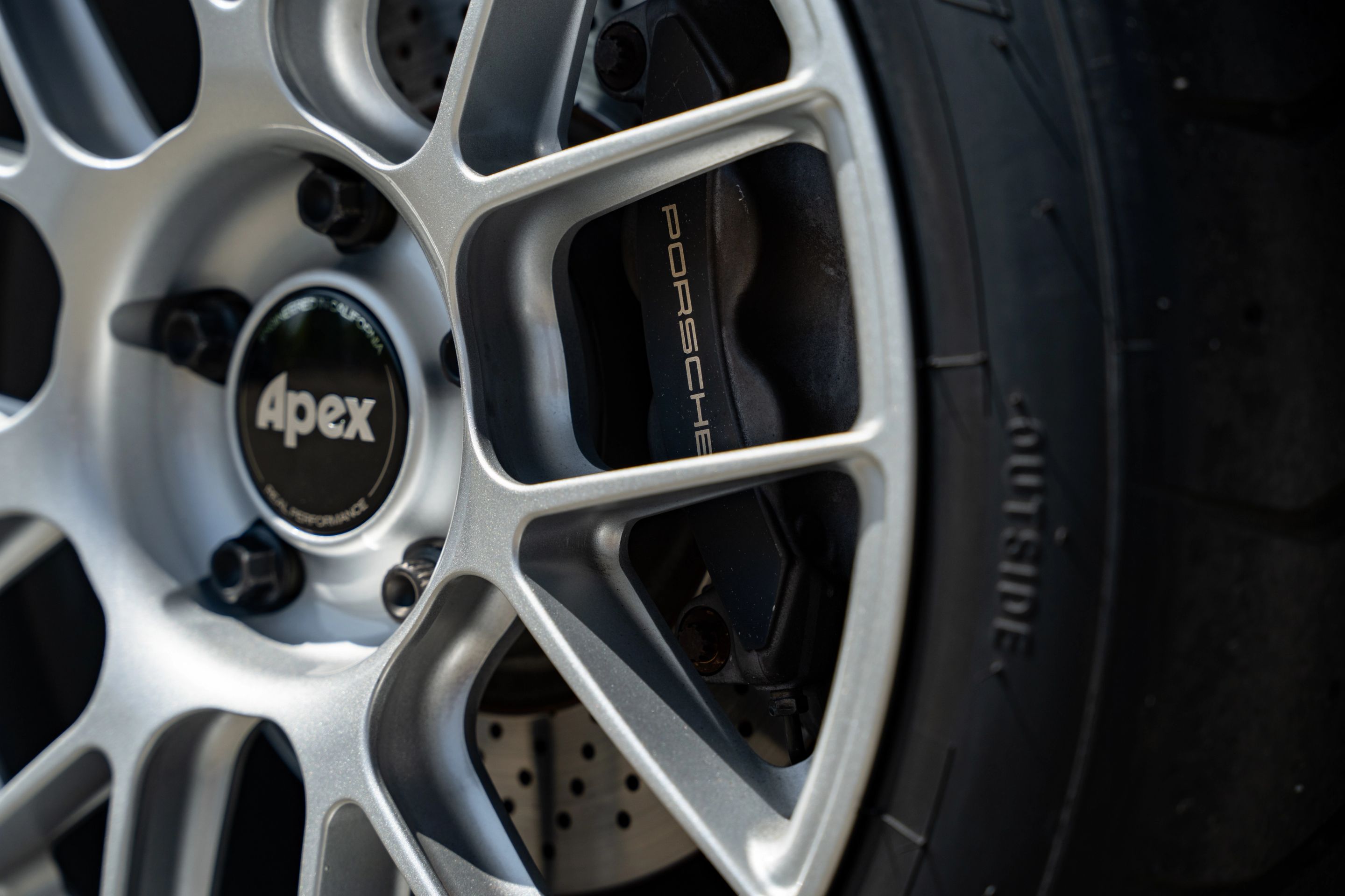 White Porsche 911 997 Carrera with 18" EC-7RS Apex wheels in Race Silver