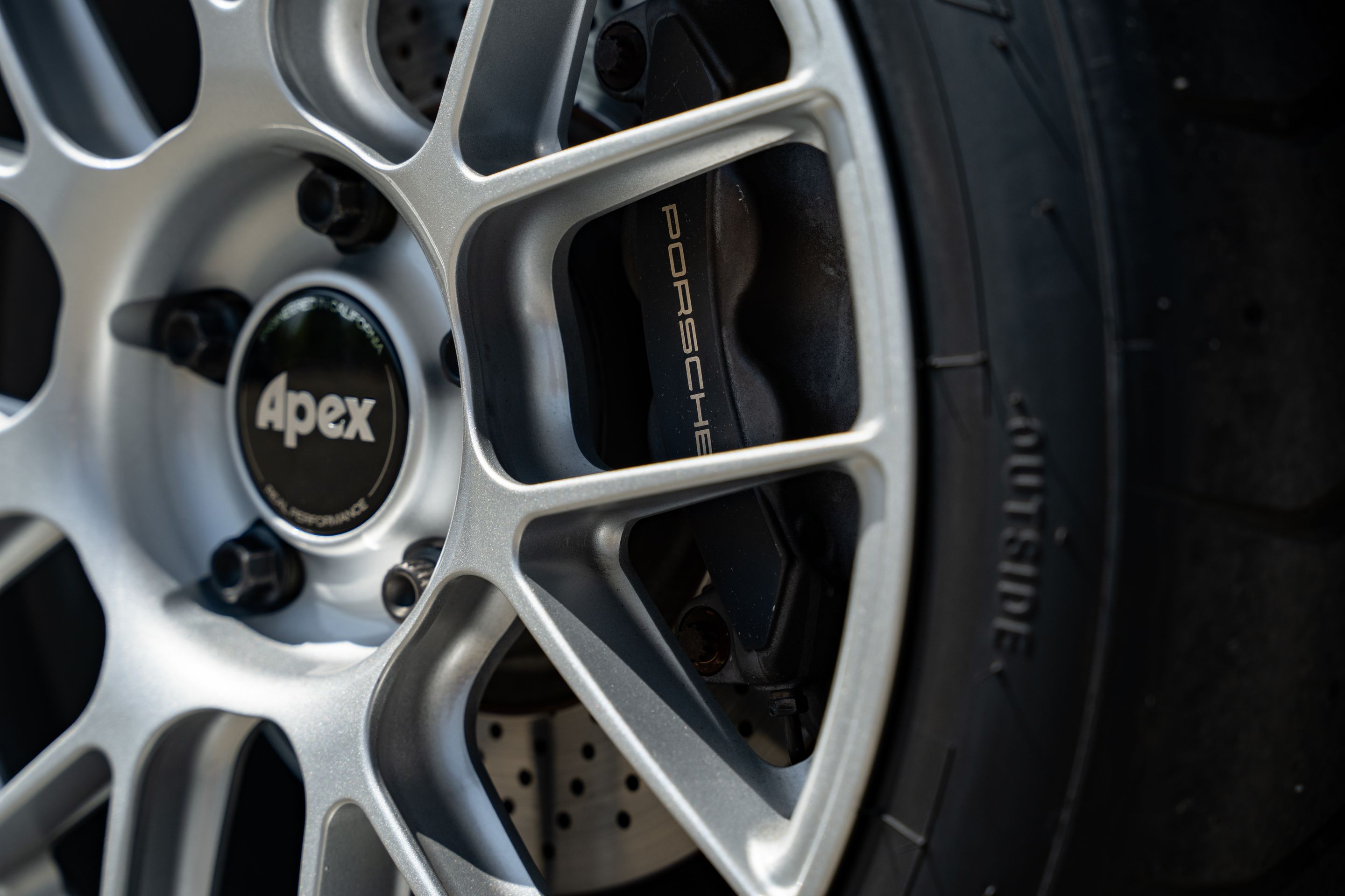 White Porsche 911 997 Carrera with 18" EC-7RS Apex wheels in Race Silver