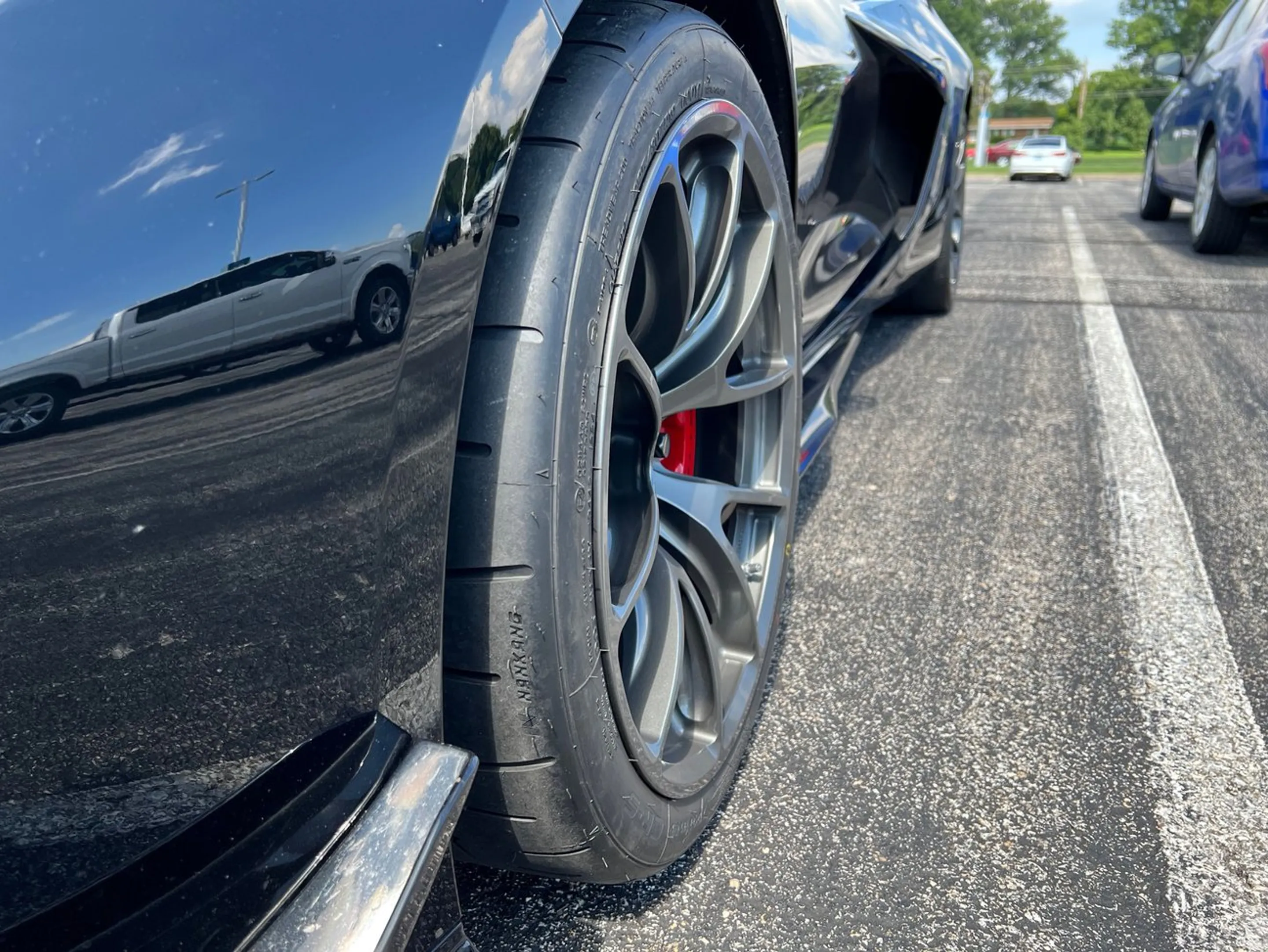 Black Chevrolet C8 Corvette Z06 with 19" VS-5RE Apex wheels in Anthracite