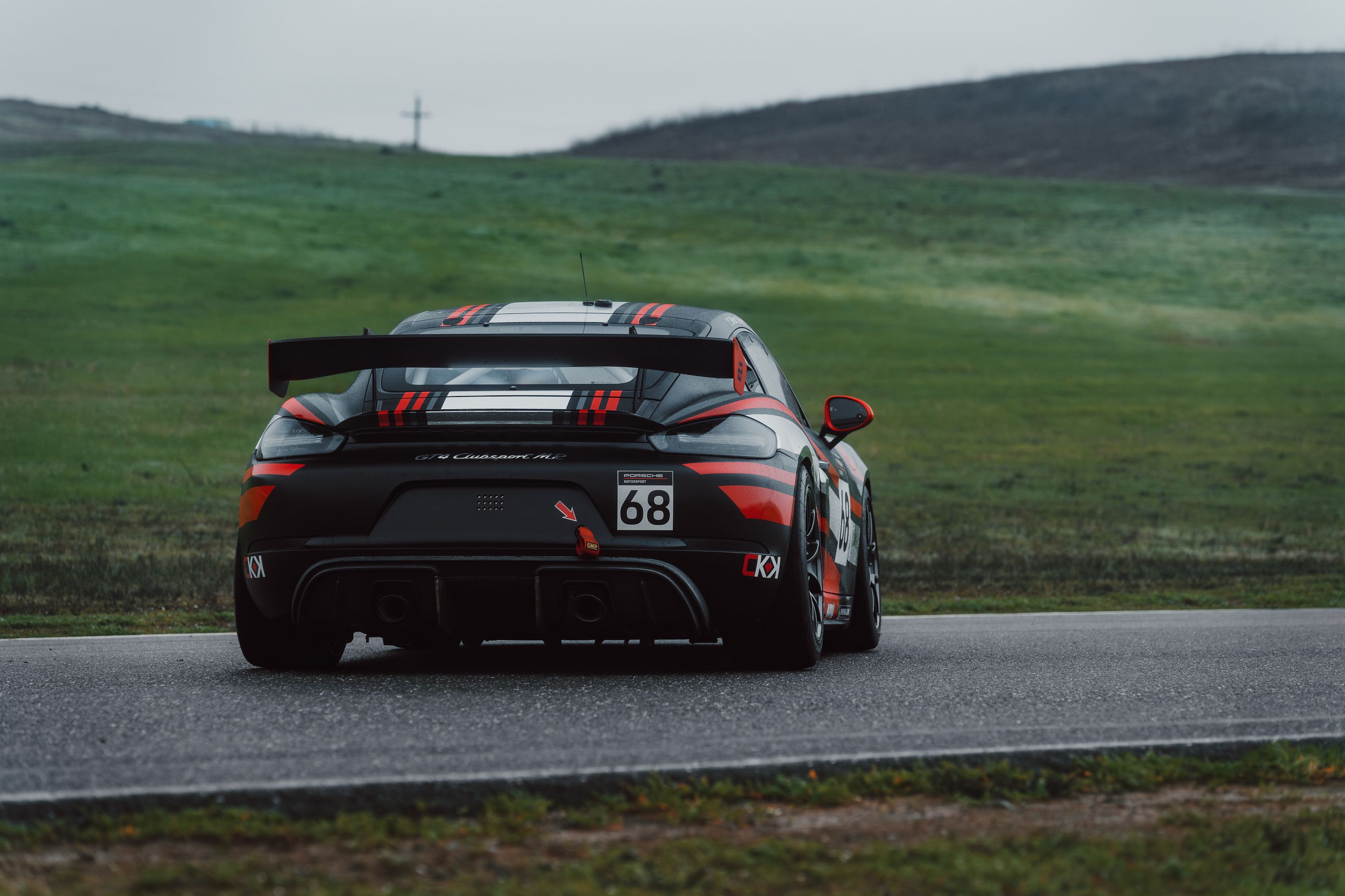 Black Porsche 718 Cayman GT4 Clubsport with 18" VS-5RE Apex wheels in Anthracite