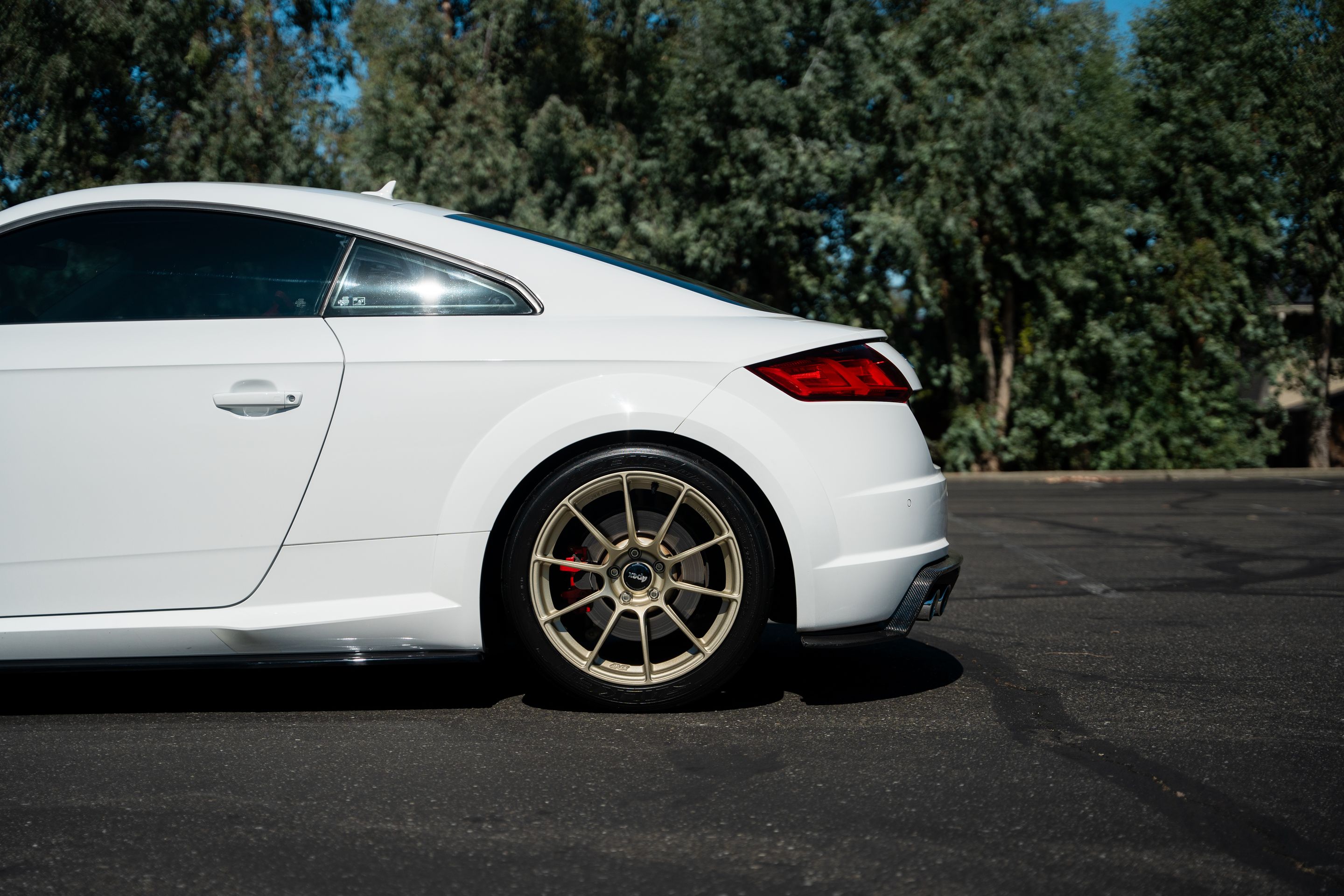 White Audi 8S TTS with 18" SM-10RS Apex wheels in Motorsport Gold