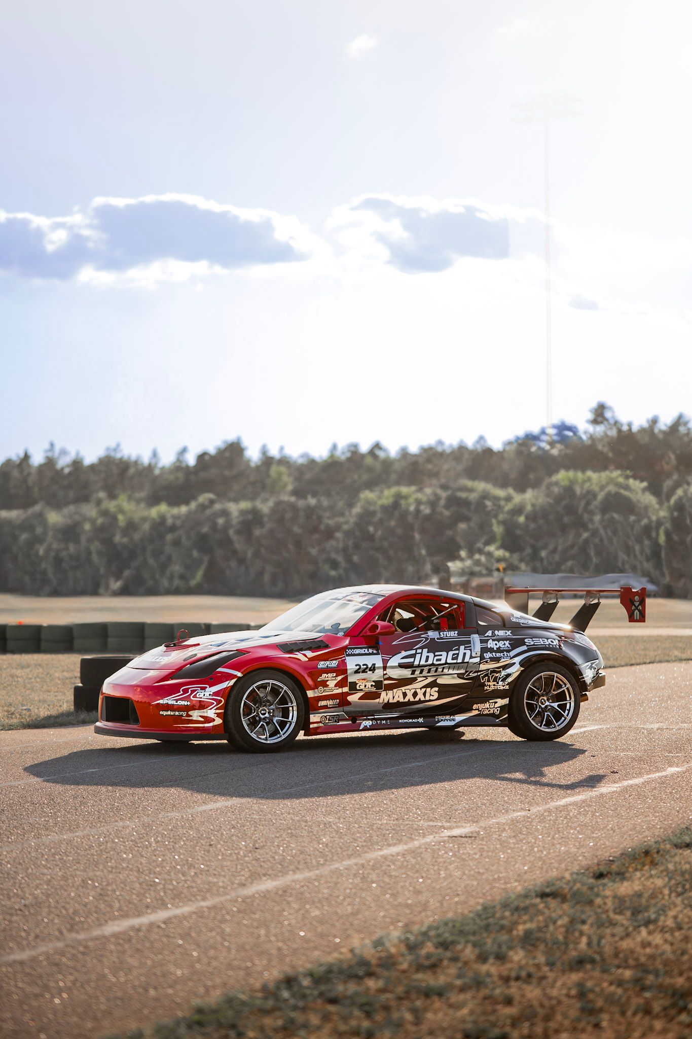 Race Livery Nissan 350Z with 18" VS-5RS Apex wheels in Custom Finish