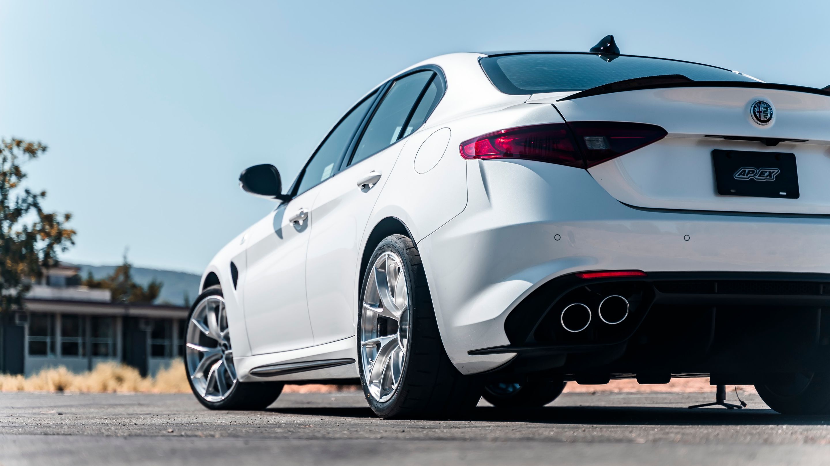 White Alfa Romeo Giulia Quadrifoglio with 19" VS-5RS Apex wheels in Brushed Clear