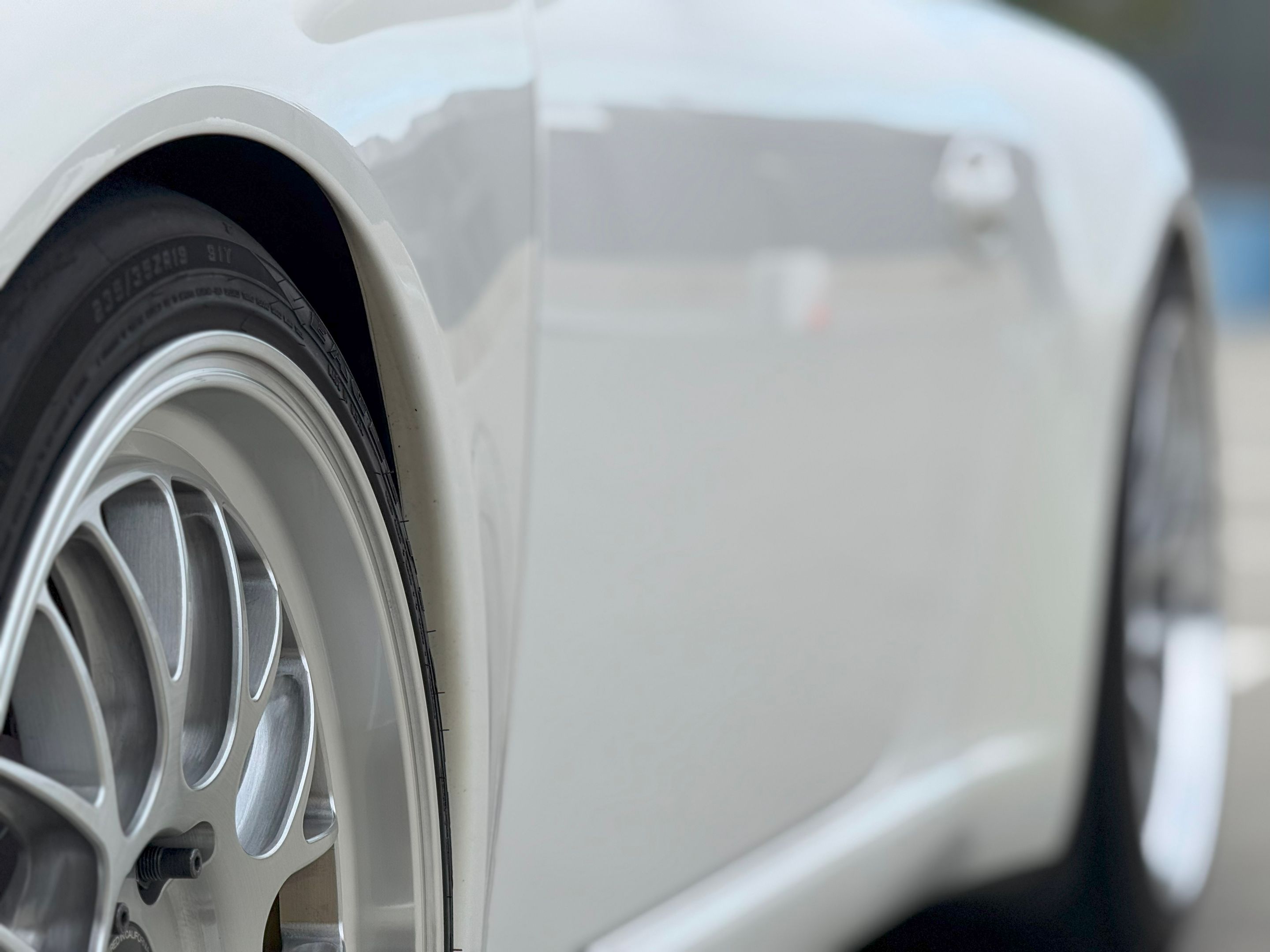 White Porsche 911 997 GT3 with 19" ML-10RT Apex wheels in Machined Lip Brushed Clear