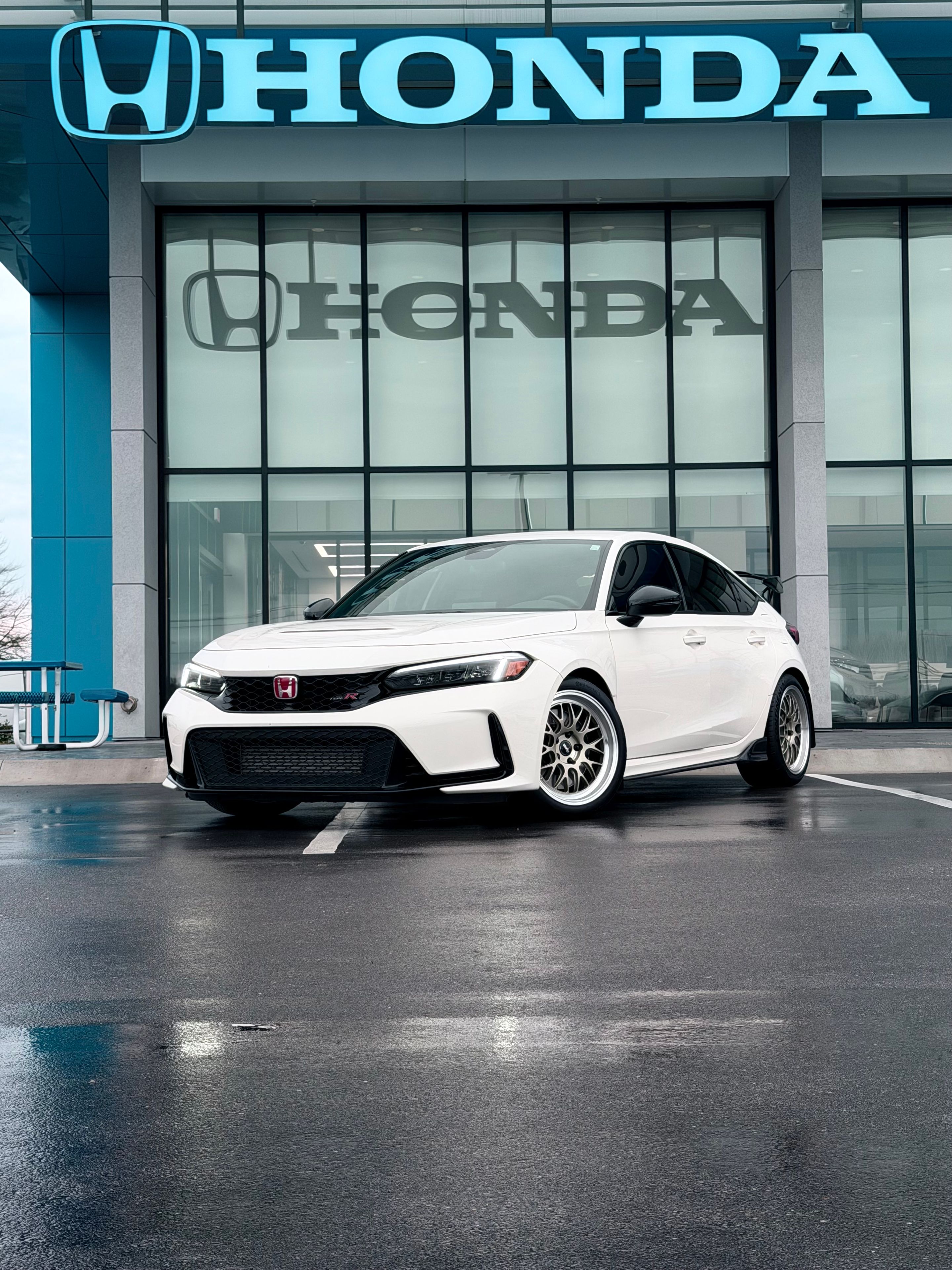 White Honda FL5 Civic Type-R with 18" ML-10RT Apex wheels in Machined Lip Gloss Motorsport Gold