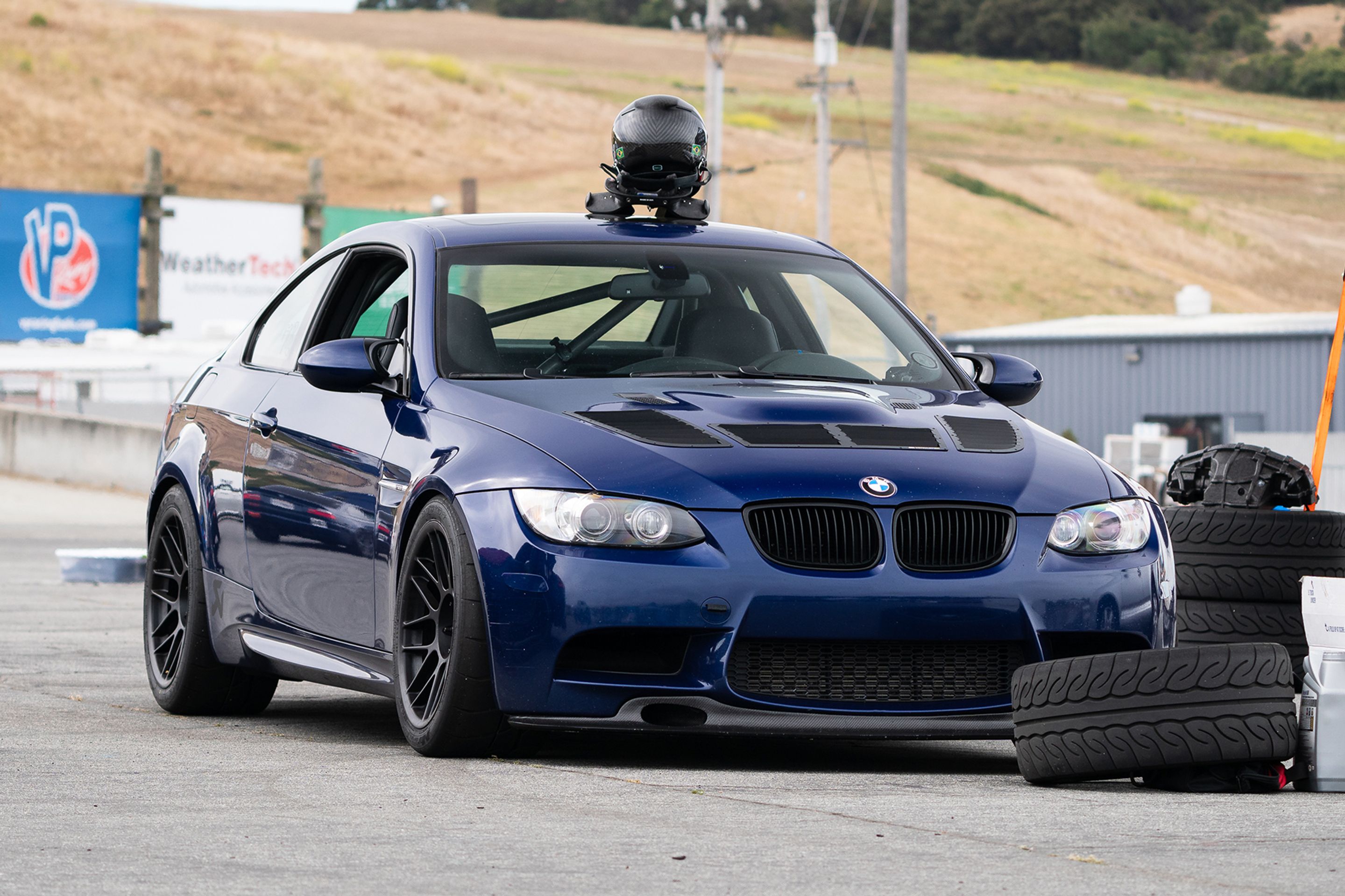 White Porsche 911 996 GT2 with 20" FL-5 Apex wheels in Brushed Clear