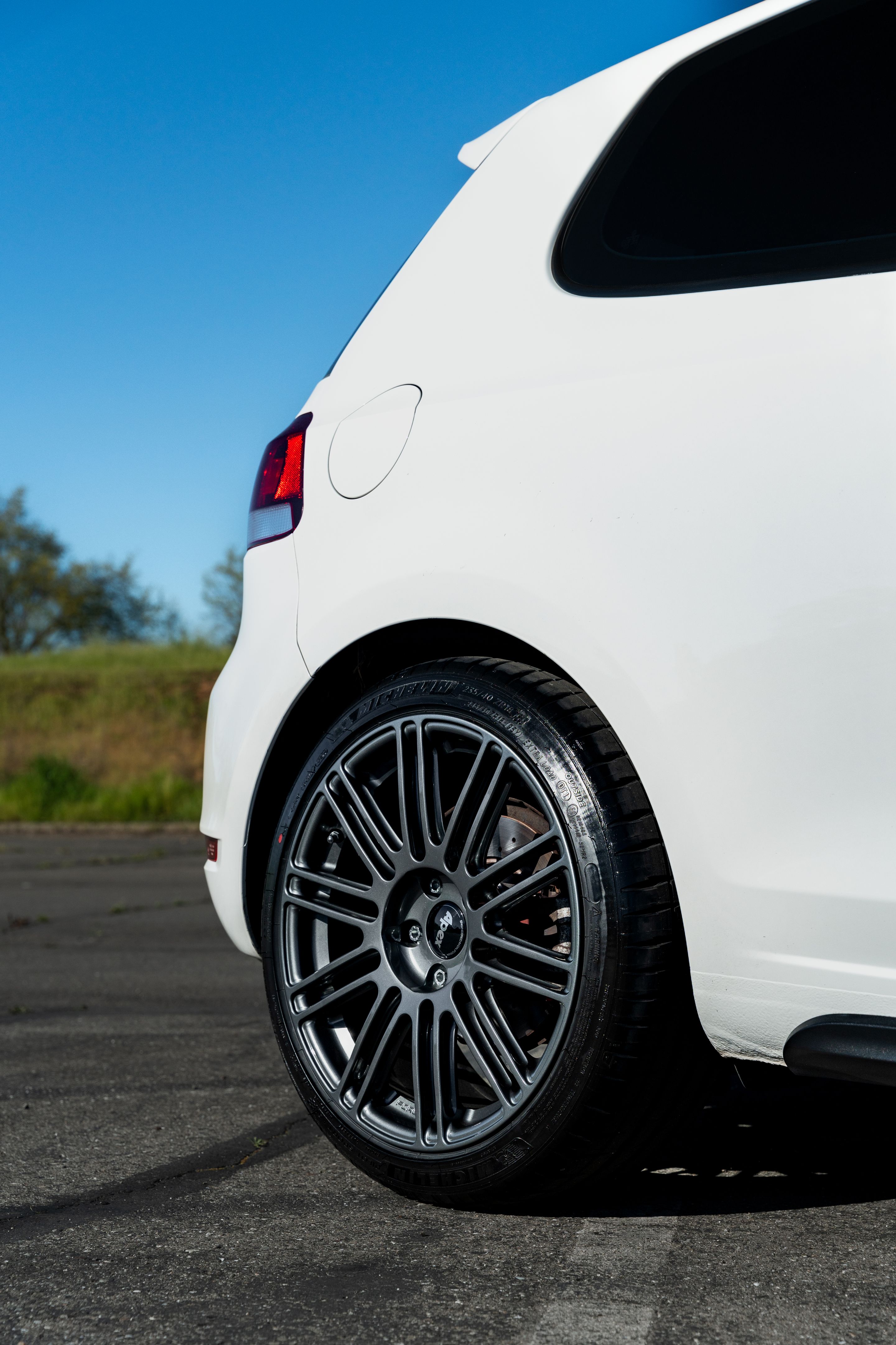 White VW MK6 GTI with 18" TC-10RT Apex wheels in Anthracite