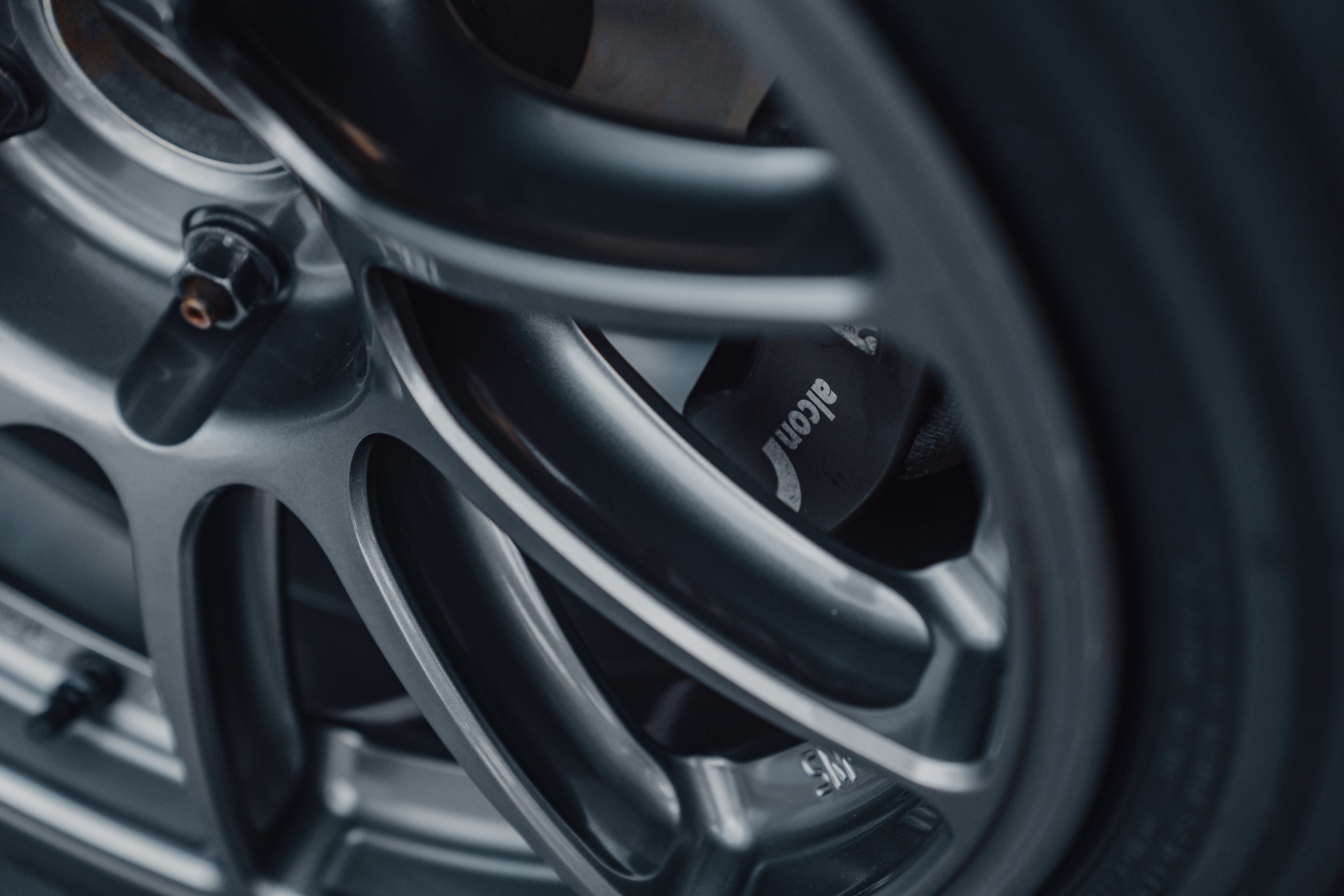 White BMW F87 M2 with 18" SM-10RE Apex wheels in Anthracite