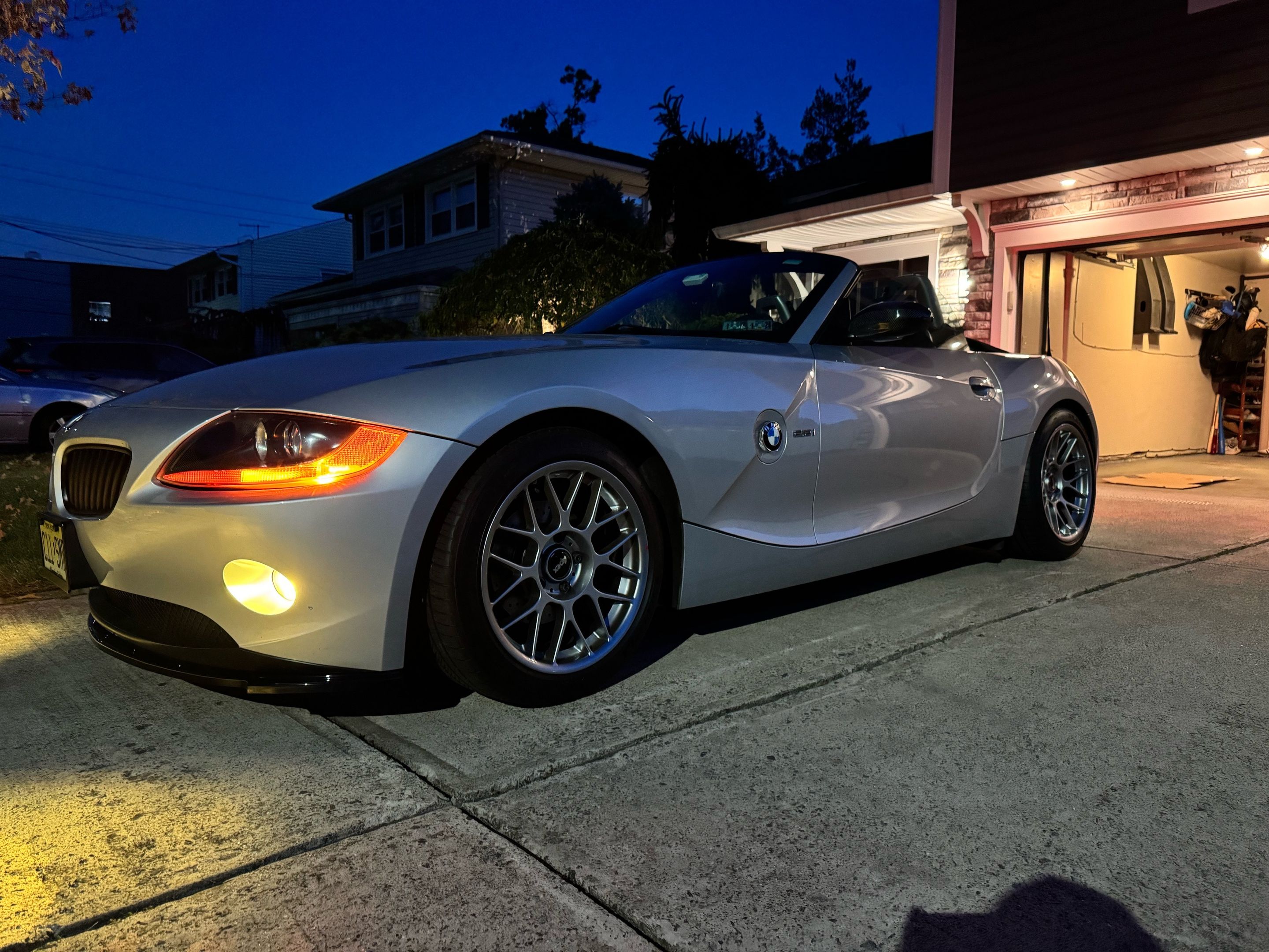 Silver BMW E85 Roadster Z4 with 17" ARC-8 Apex wheels in Race Silver