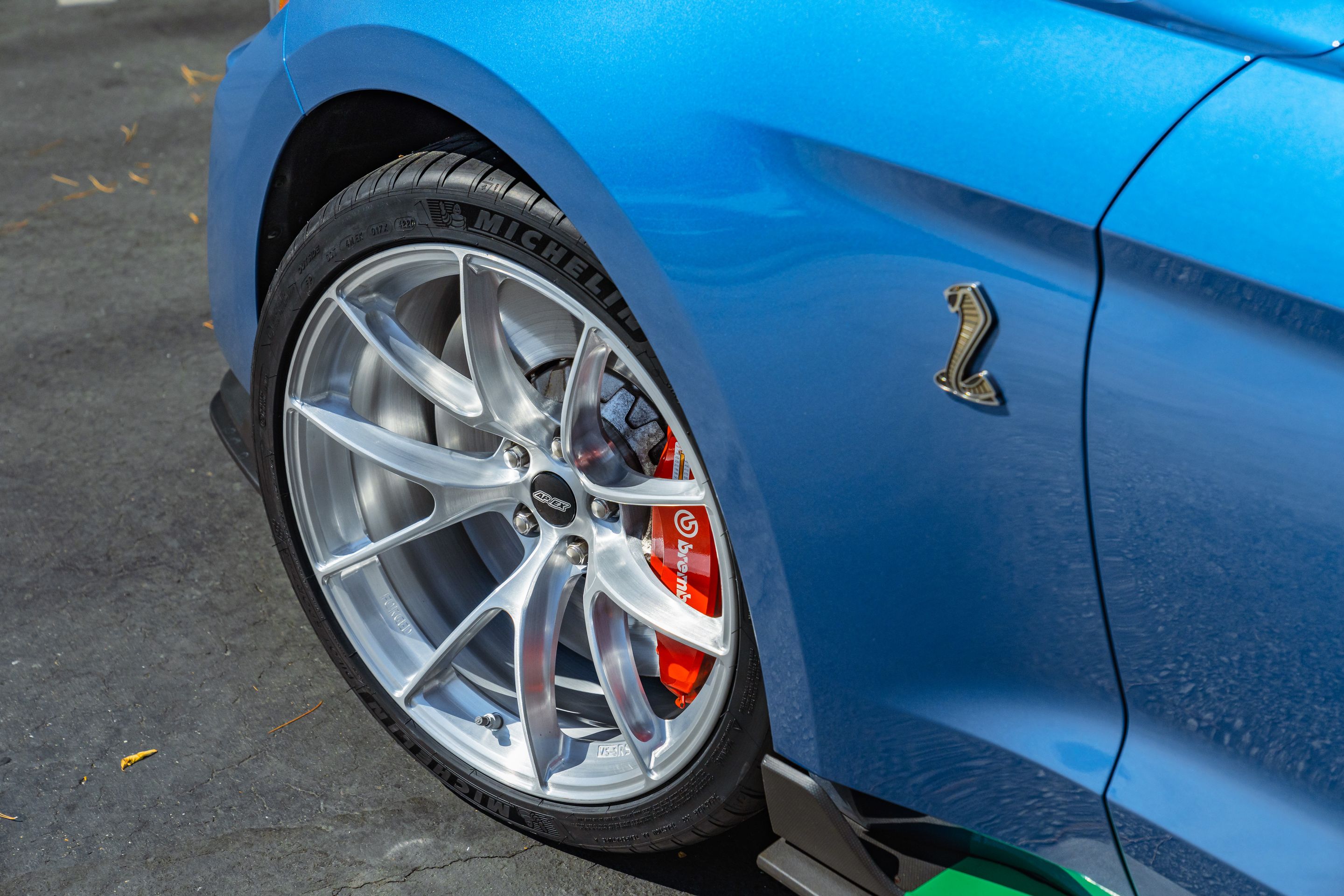 Blue Ford S550 Mustang GT500 with 20" VS-5RS Apex wheels in Brushed Clear