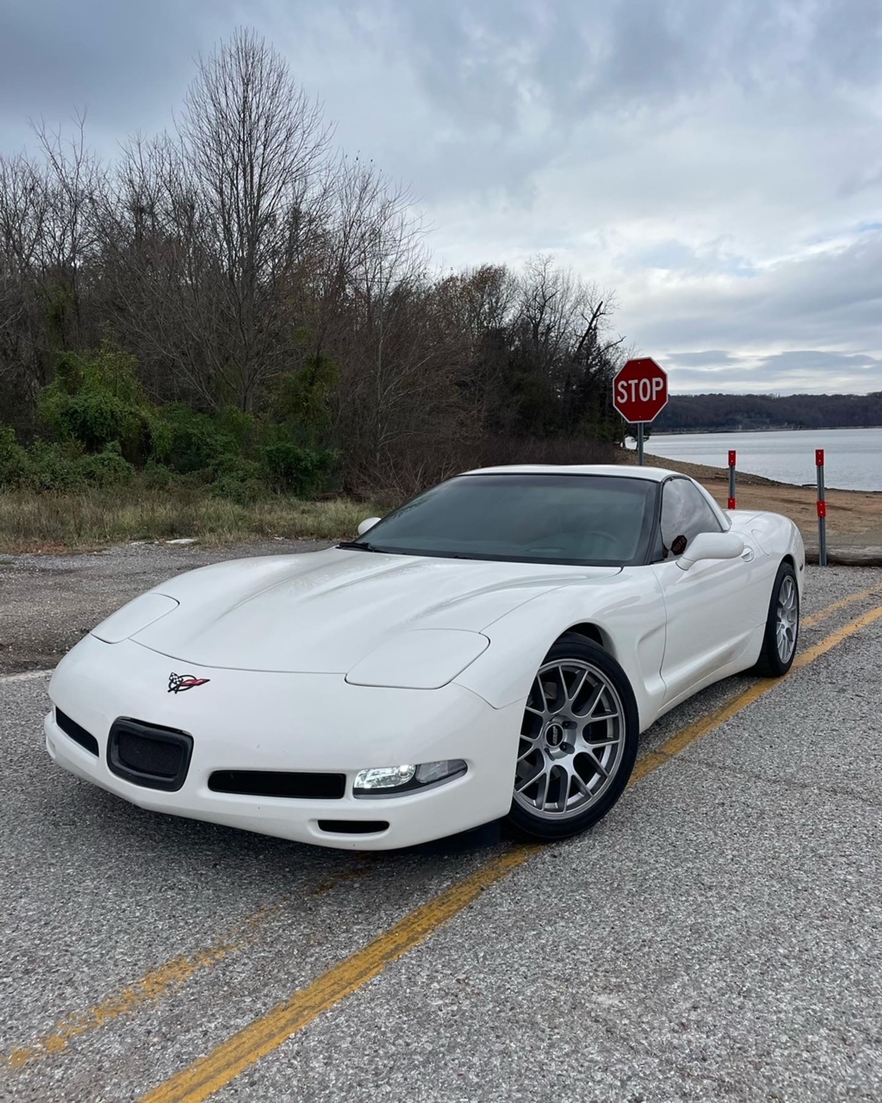 White Chevrolet C5 Corvette Base/Z51 with 18" EC-7 Apex wheels in Race Silver