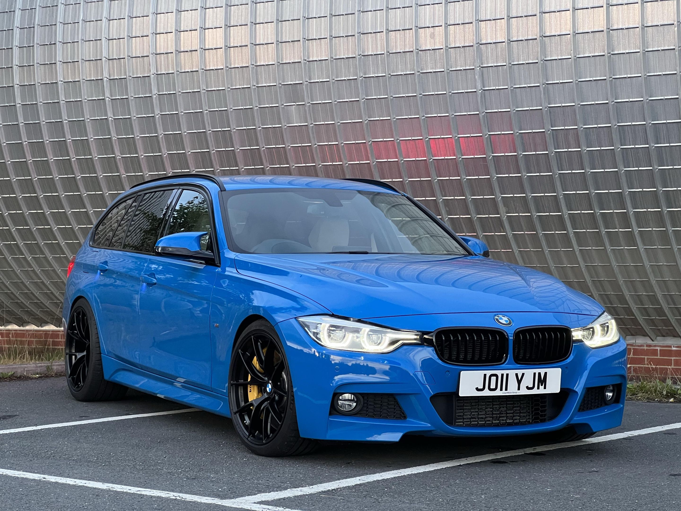 Blue BMW F31 Wagon 3 Series with 19" VS-5RS Apex wheels in Satin Black