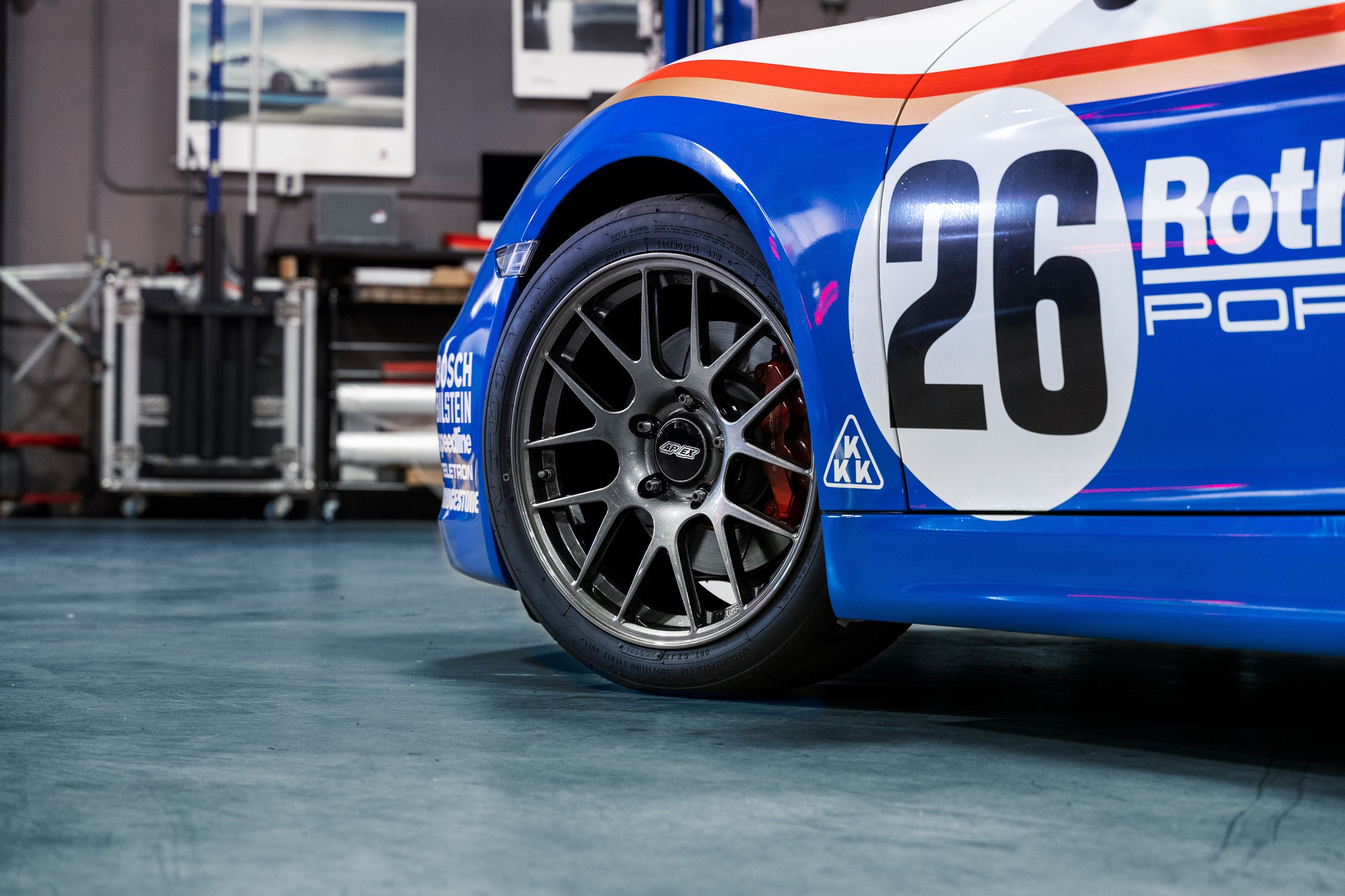 White Porsche 981 Cayman S with 18" EC-7R Apex wheels in Anthracite