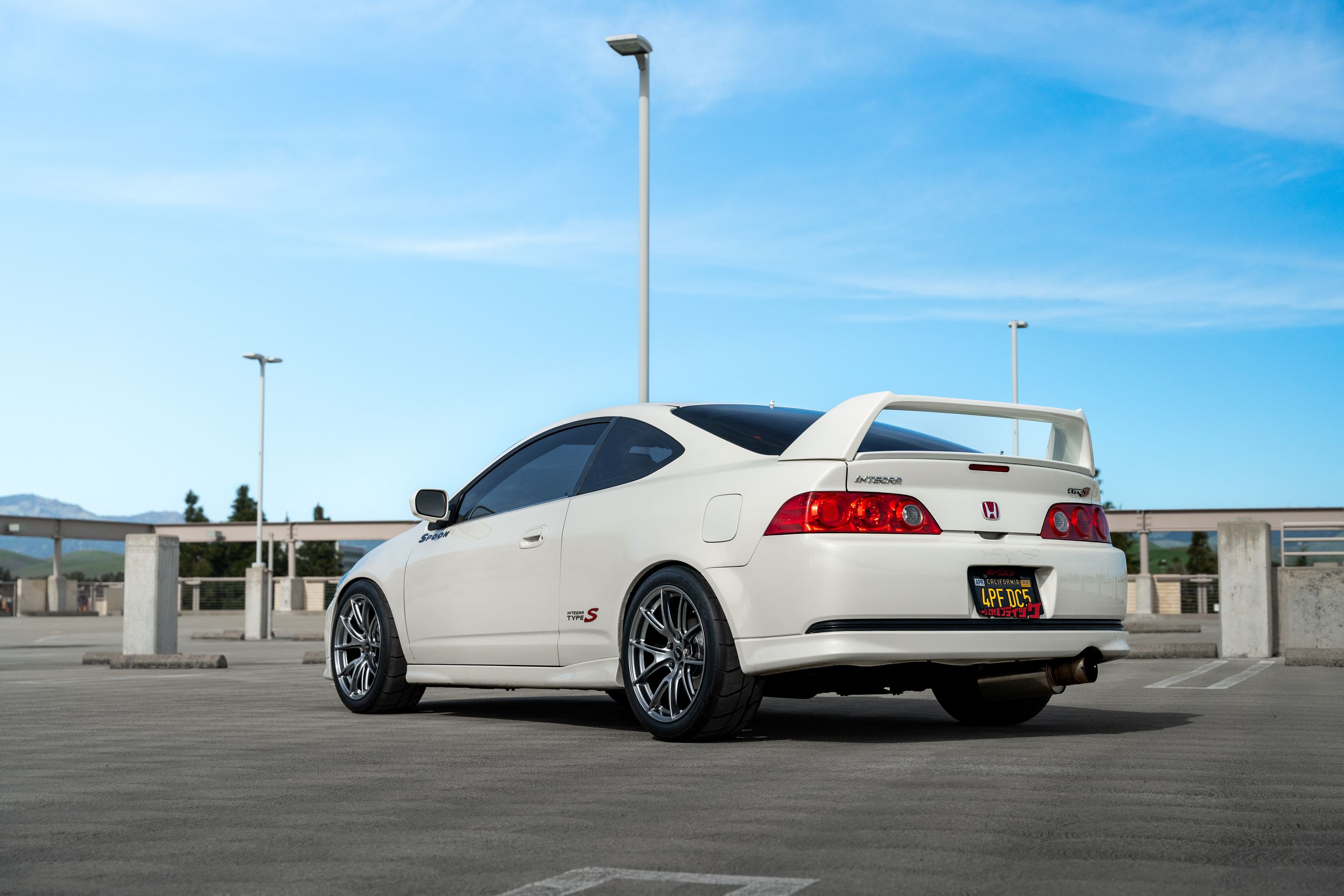 White Acura DC5 RSX with 18" VS-5 Apex wheels in Hyper Black