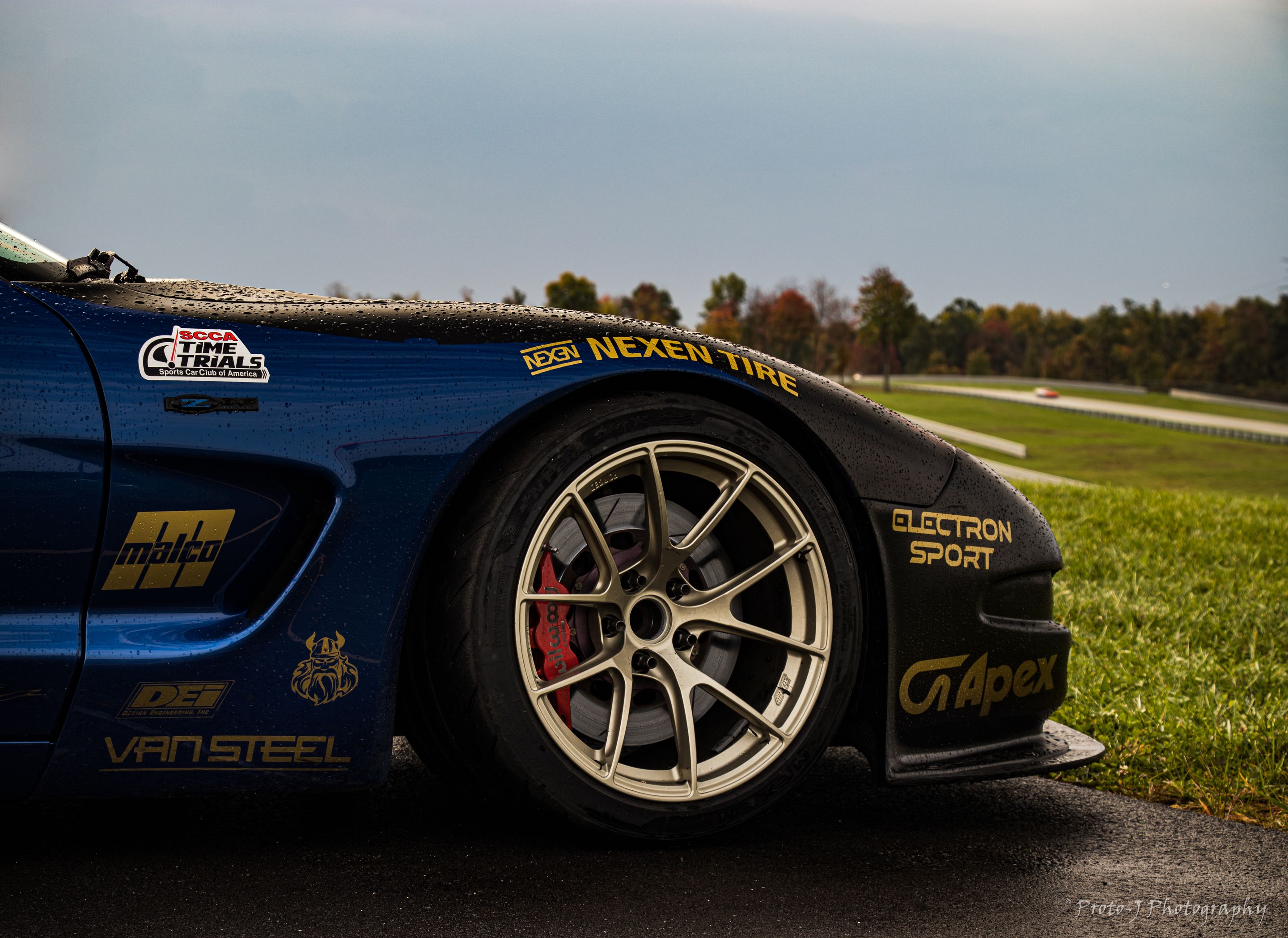 Blue Chevrolet C5 Corvette Z06 with 18" VS-5RS Apex wheels in Motorsport Gold