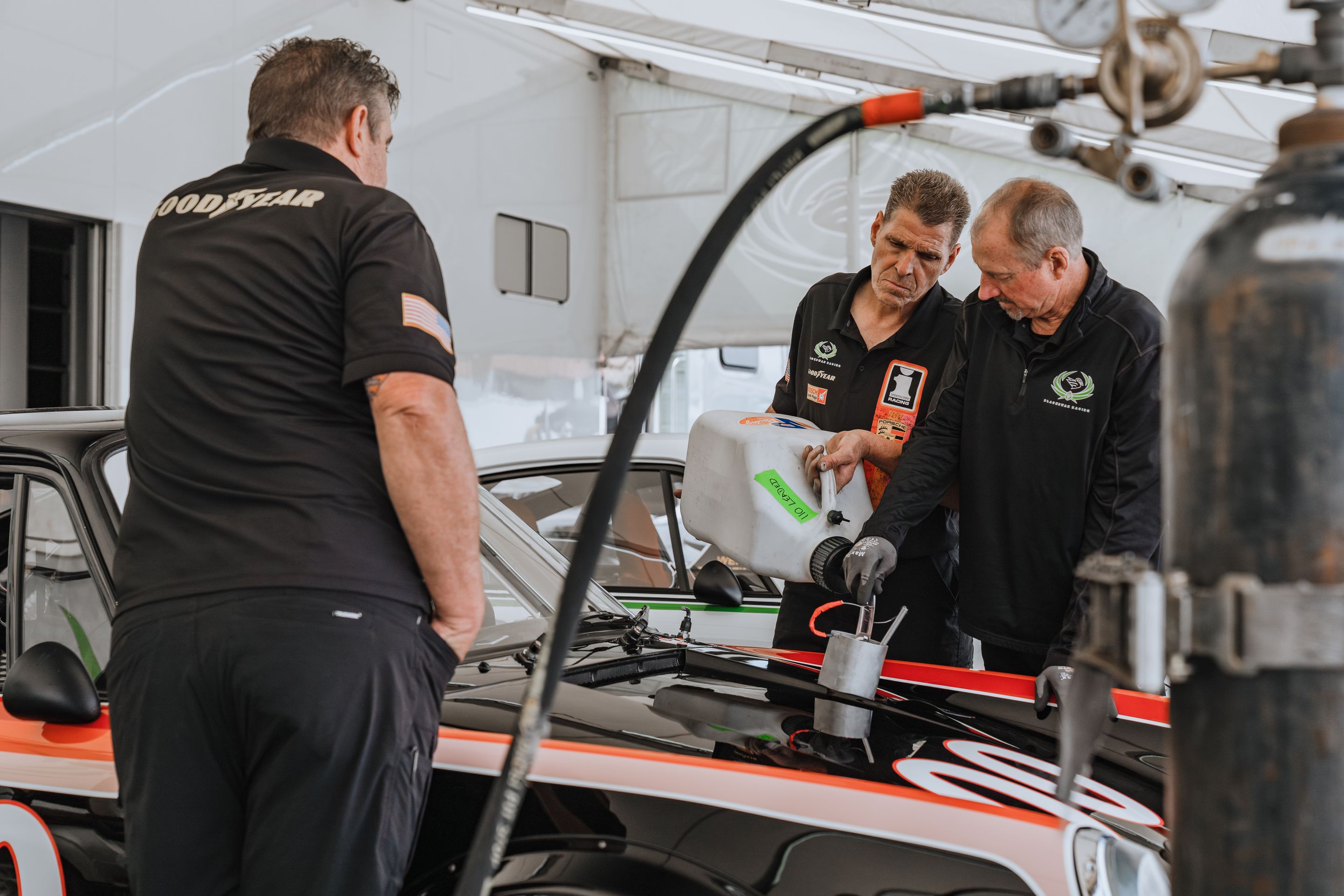 White Porsche 911 996 GT2 with 18" EC-7RS Apex wheels in Anthracite