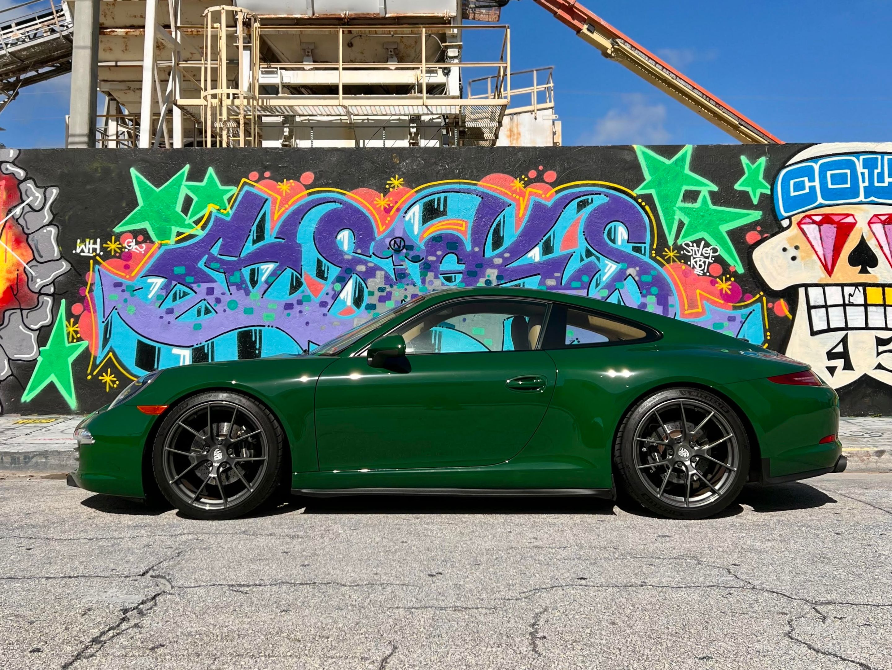 Green Porsche 911 991.1 Carrera S with 20" VS-5RS Apex wheels in Anthracite
