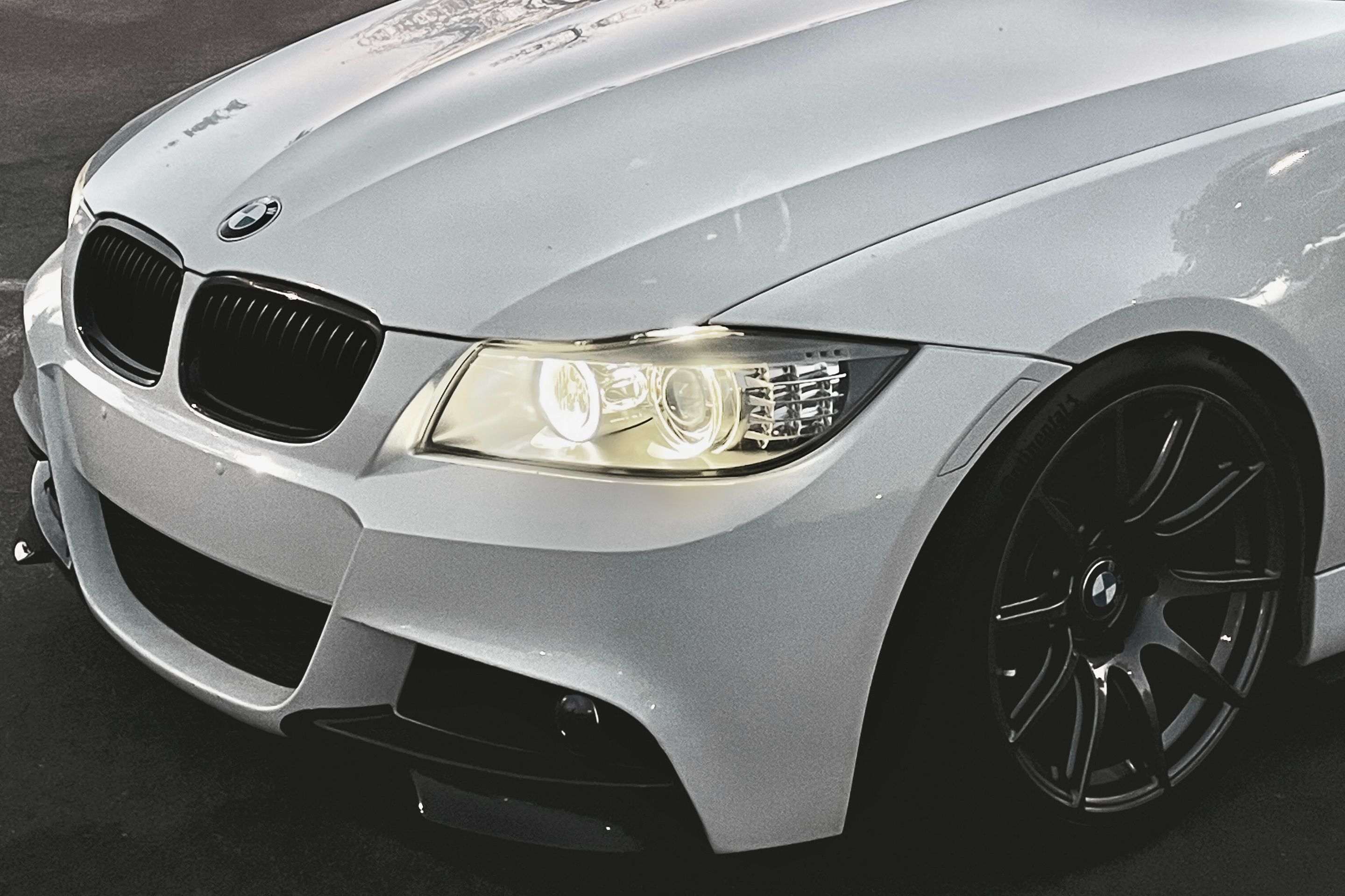 White BMW E90 LCI Sedan 3 Series with 18" SM-10 Apex wheels in Anthracite