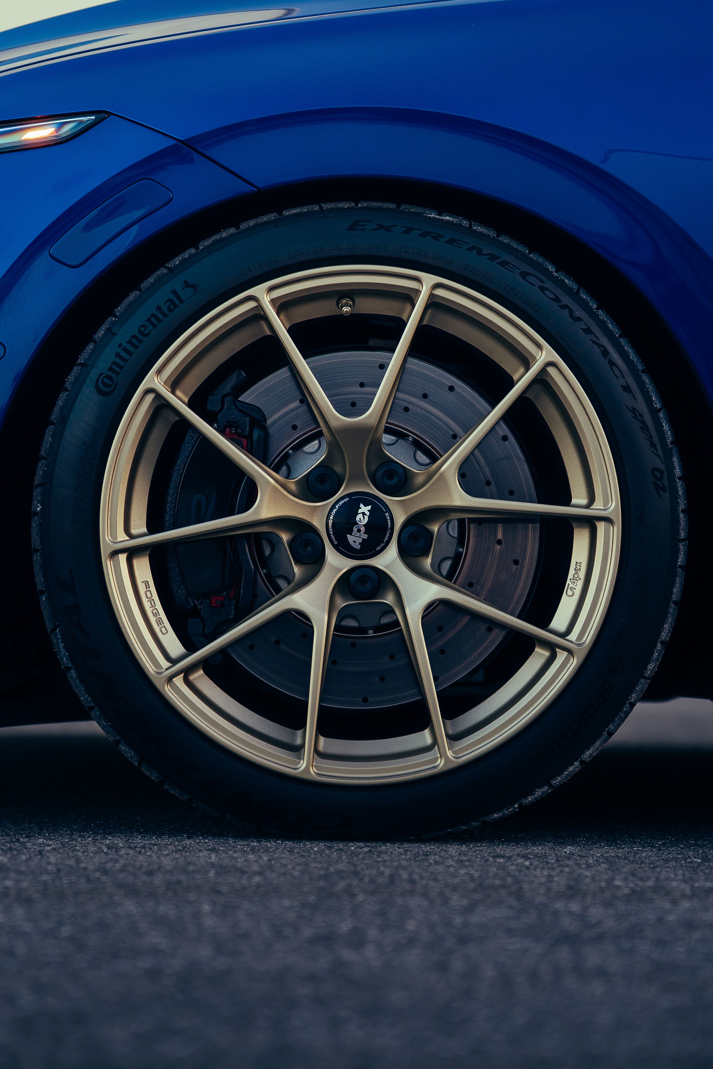Blue VW MK8 Golf R with 18" VS-5RS Apex wheels in Motorsport Gold
